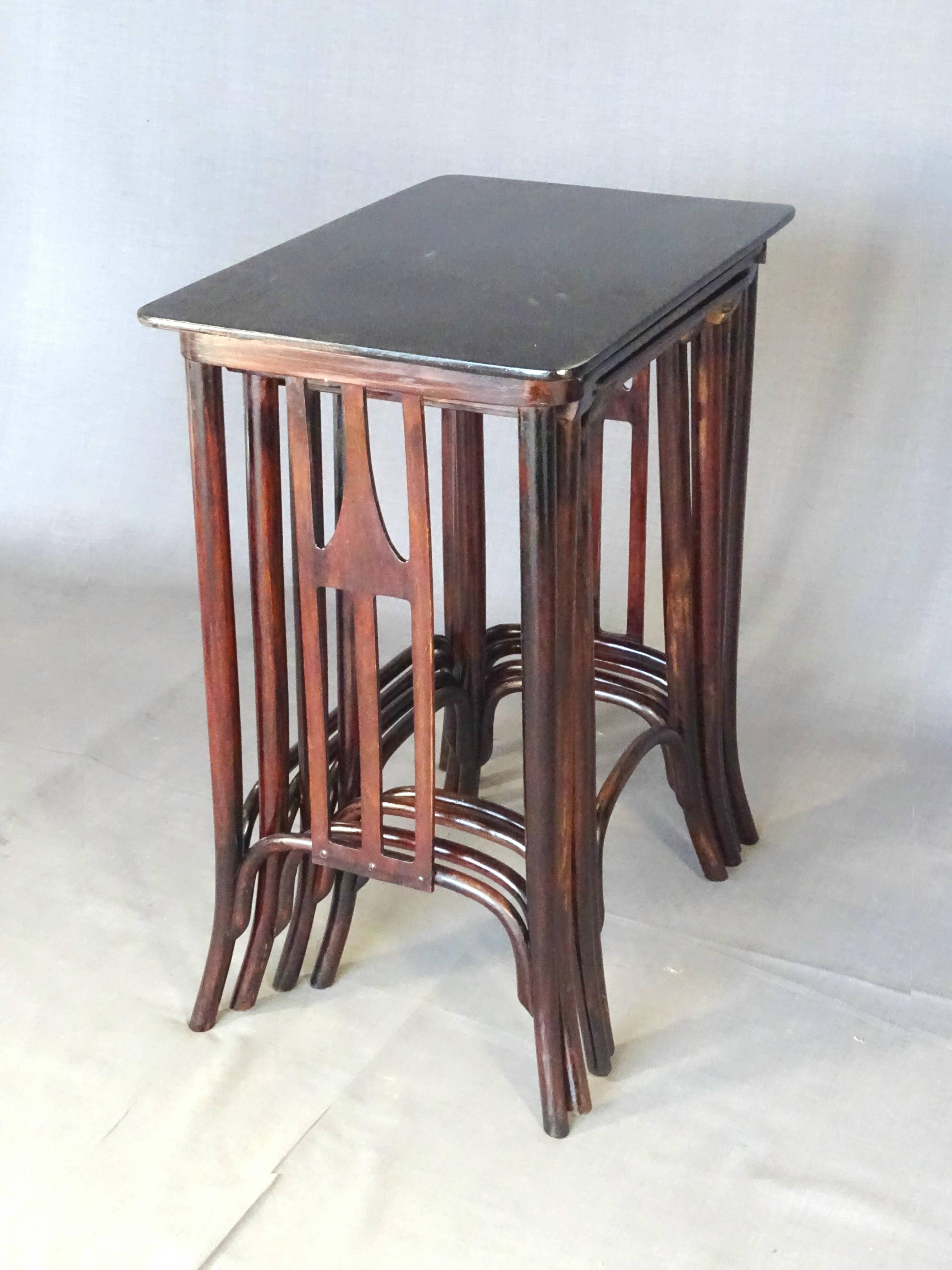 Set de 4 tables gigognes -958 a - par KOHN vers 1905, design Siegel- no Tho