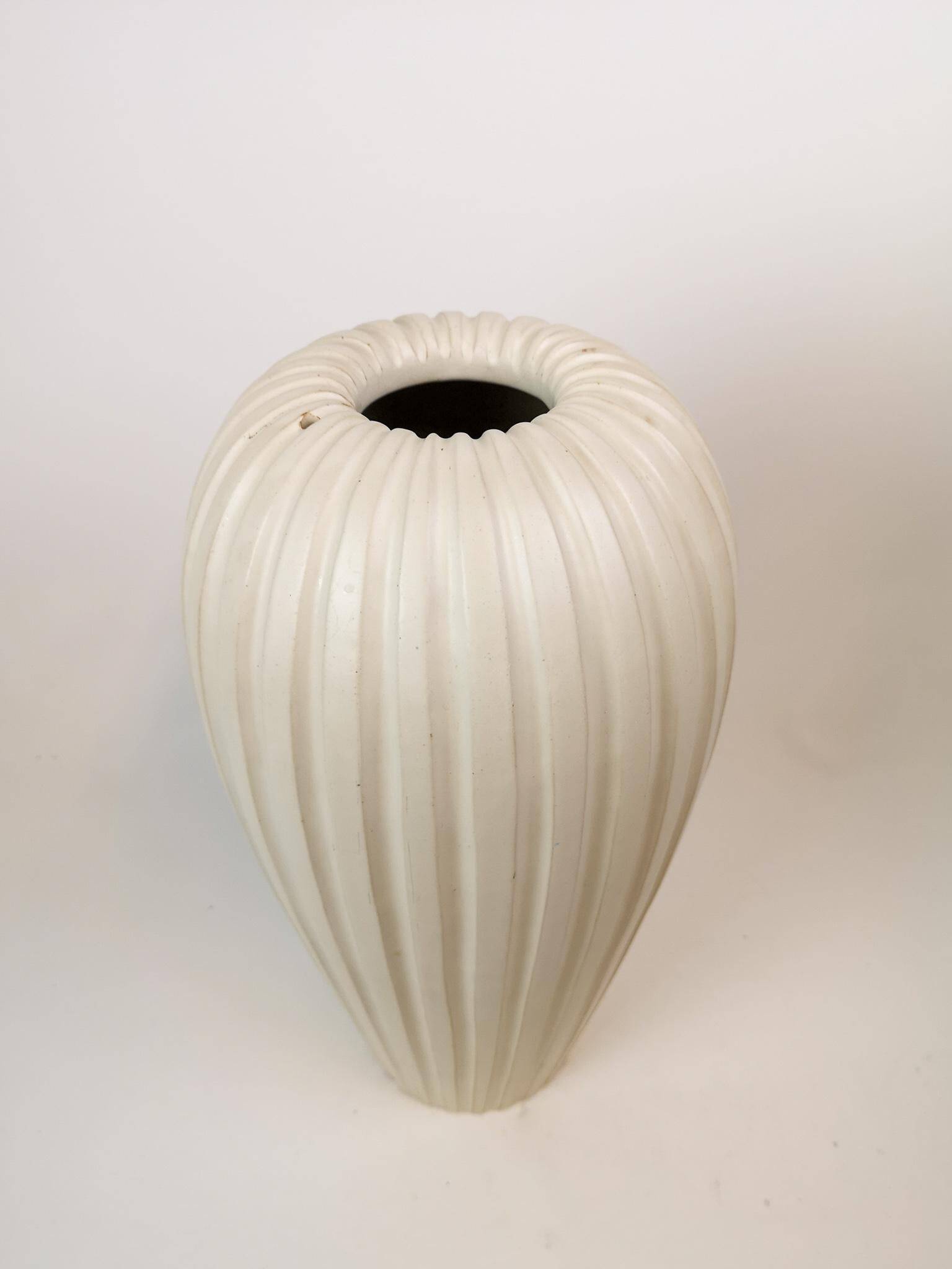 Mid-century pedestal vase by Vicke Lindstrand, 1940s, Sweden.