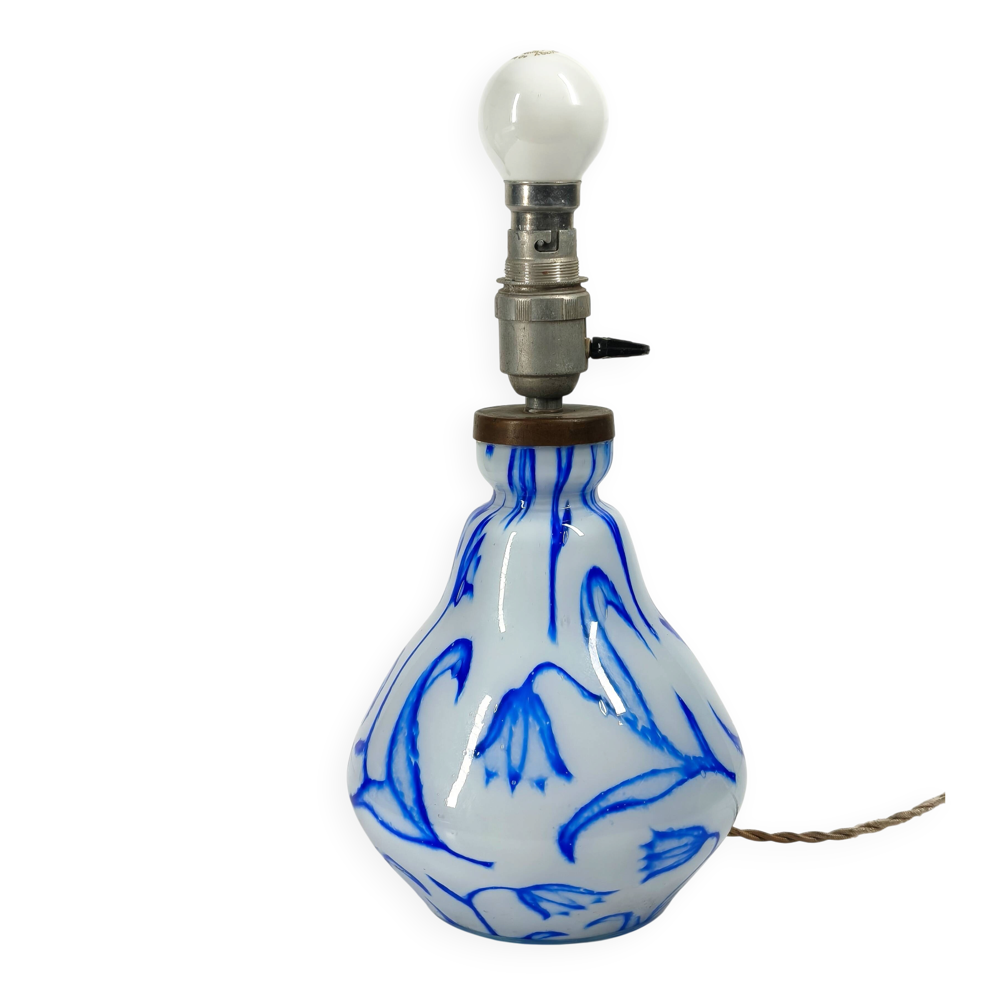 Lampe de table ancienne en verre opalin à décor floral bleu