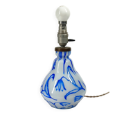 Lampe de table ancienne en verre opalin à décor floral bleu