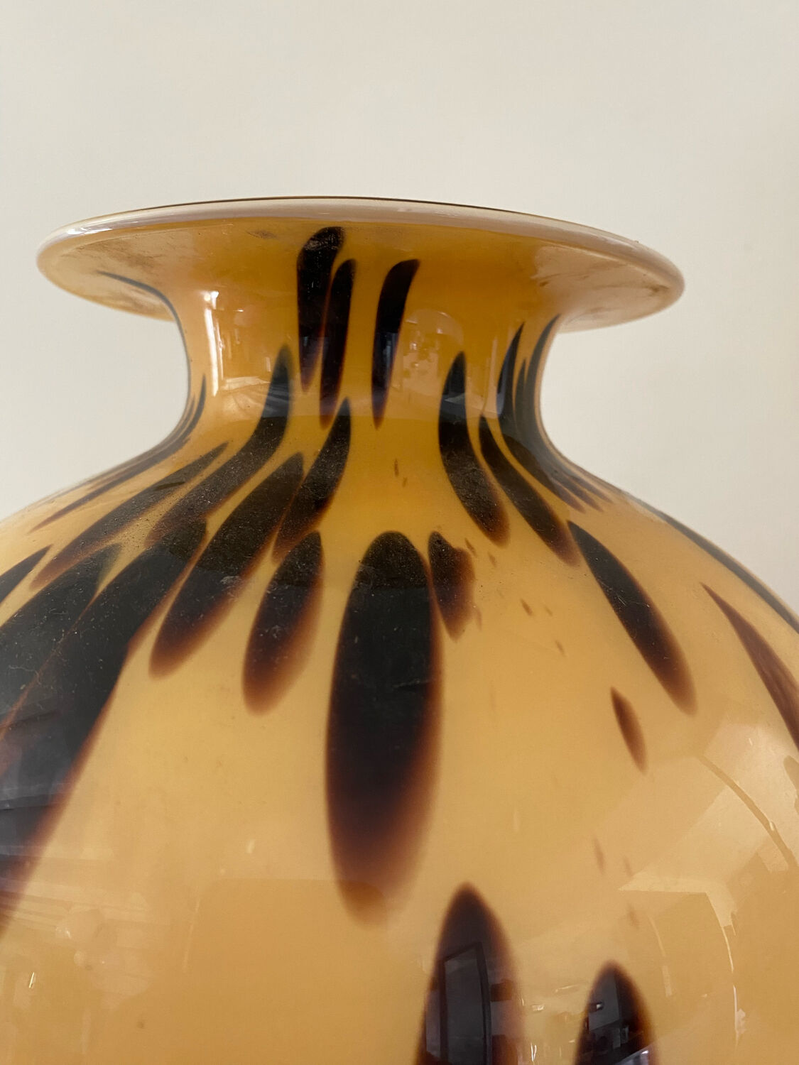 Vase verre d'art de style écaille de tortue jaune doré pate de verre 1970