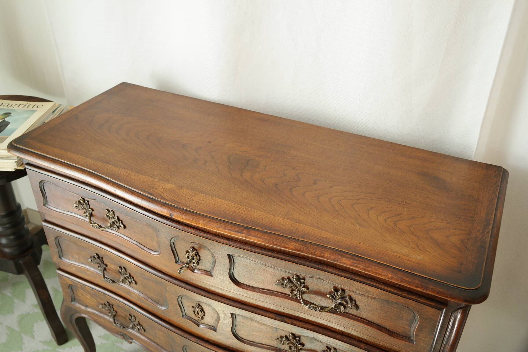 Louis XV style commode in solid oak, 20th century.