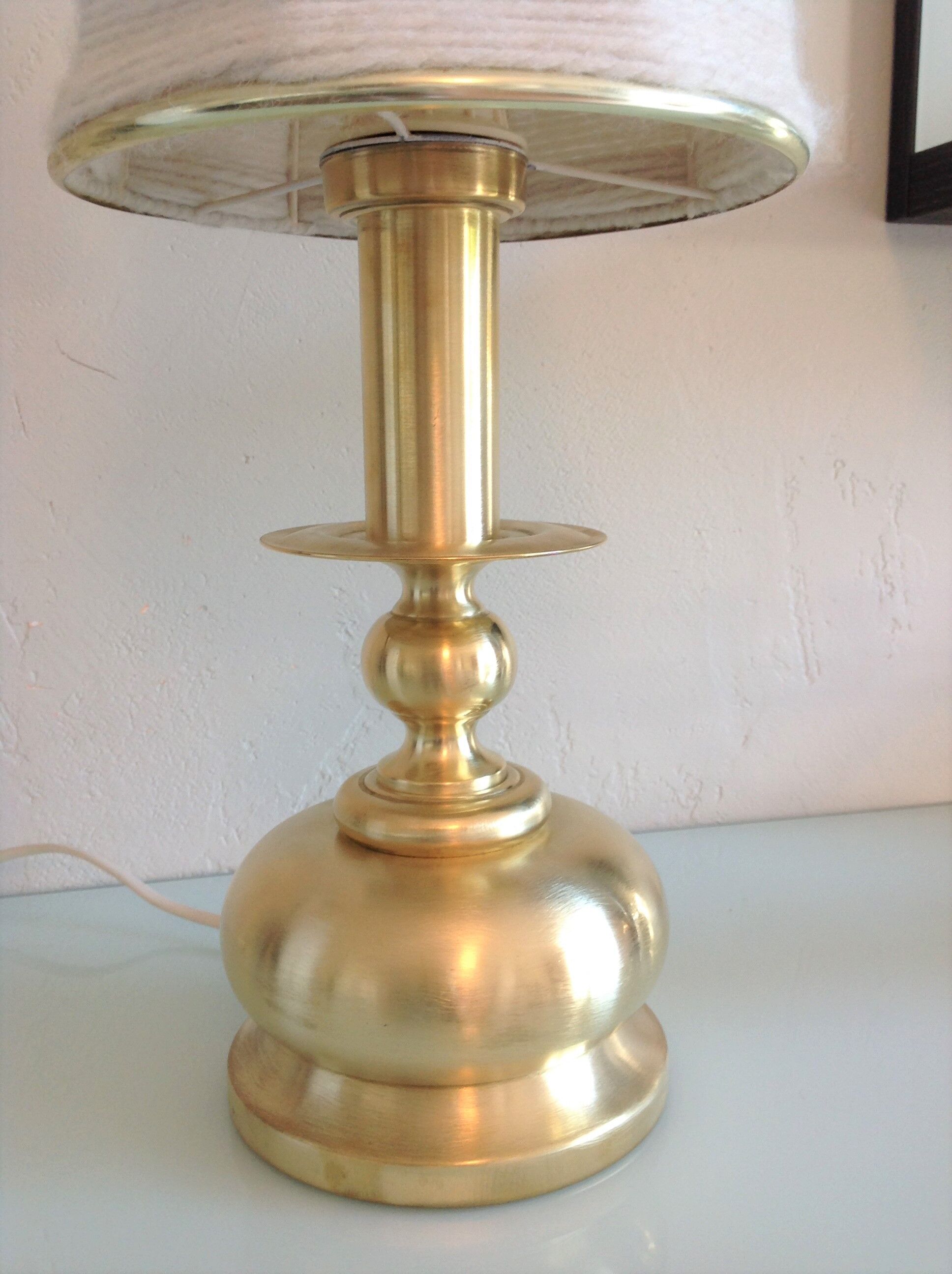 Lampe en laiton brossé et abat jour en laine  ecru  vintage années 70