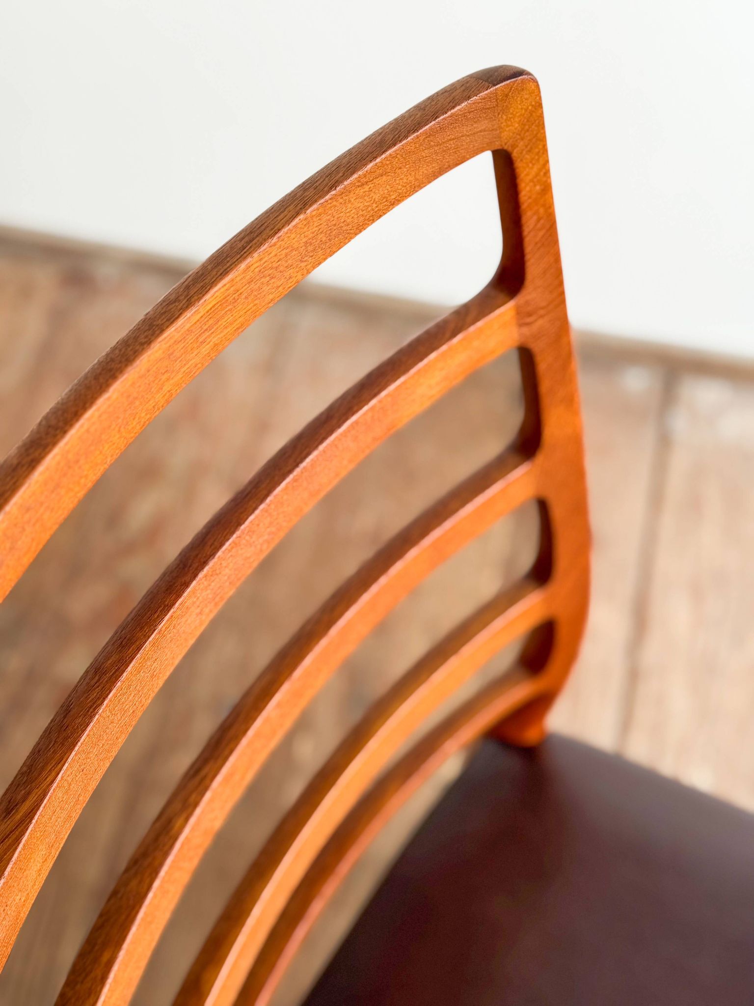 Chaise modèle 82 « Ambassade » en teck massif par Niels O. Møller, Danemark
