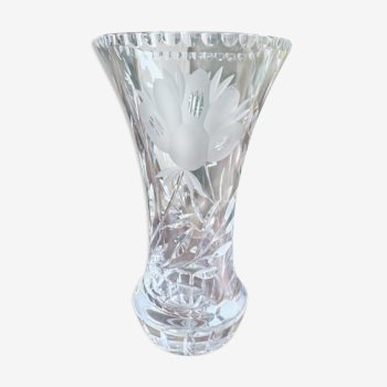 Vase en cristal massif taillé, décor floral