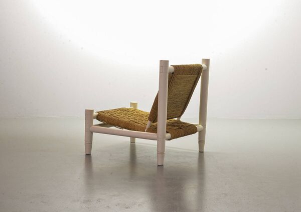 Fauteuil et tabouret bas en osier blanc et chêne de style Charlotte Perriand