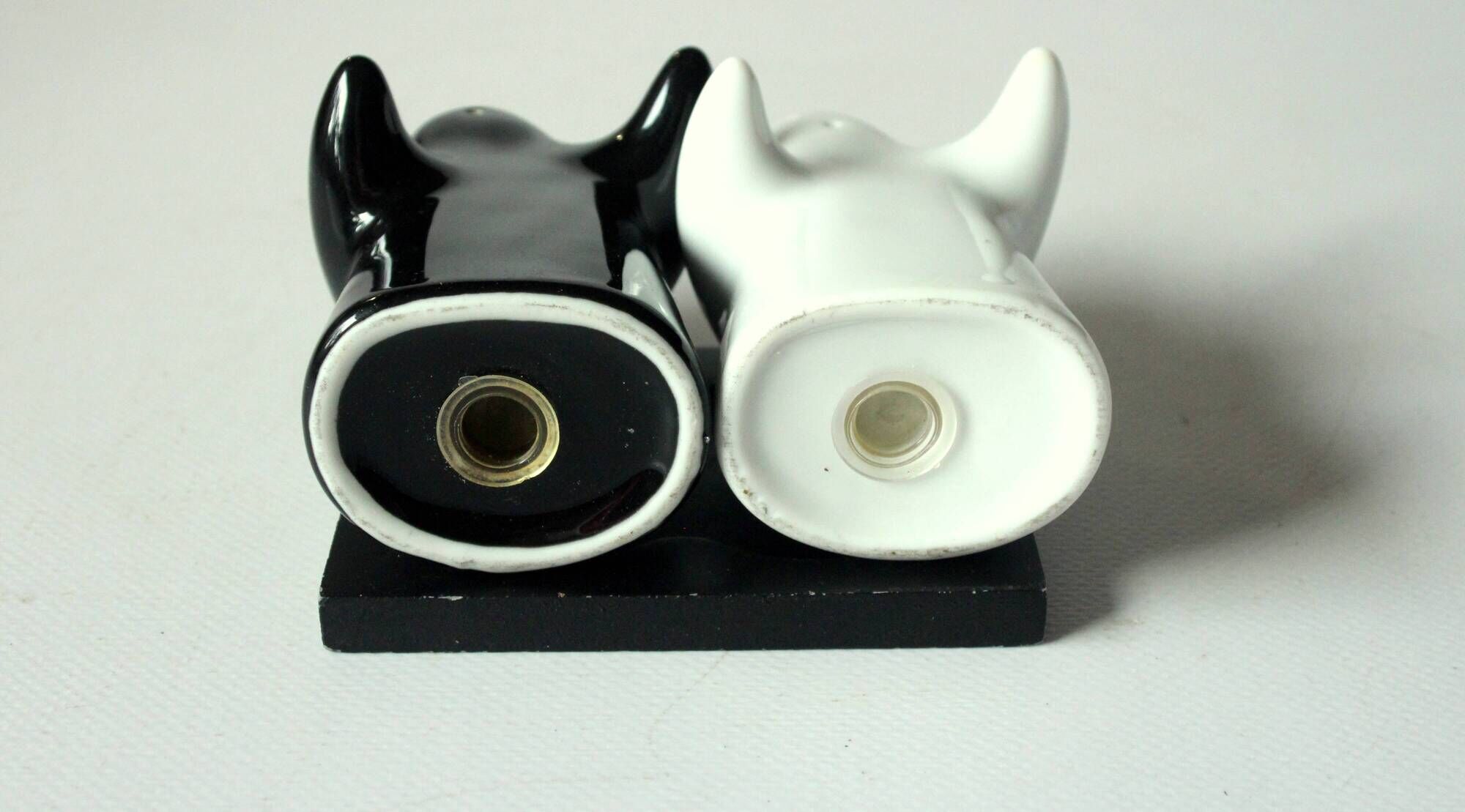 Ceramic salt and pepper shaker - hugging ghosts - vintage from the 1980s