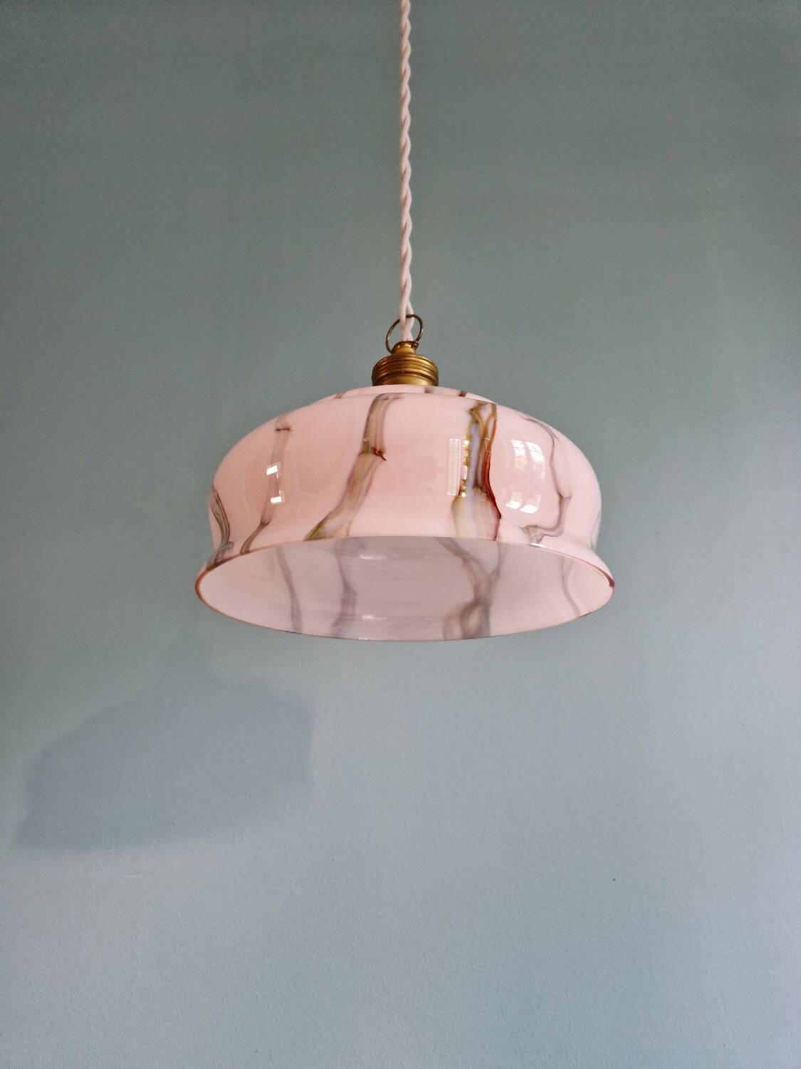 Suspension Art Déco en opaline marbrée rose, Scailmont (Belgique)