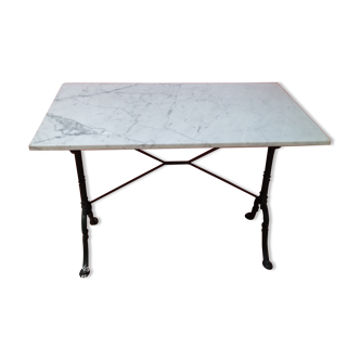 Table en marbre carrare poli, pieds en fonte peinture d'origine à l'ancienne, style napoléon III