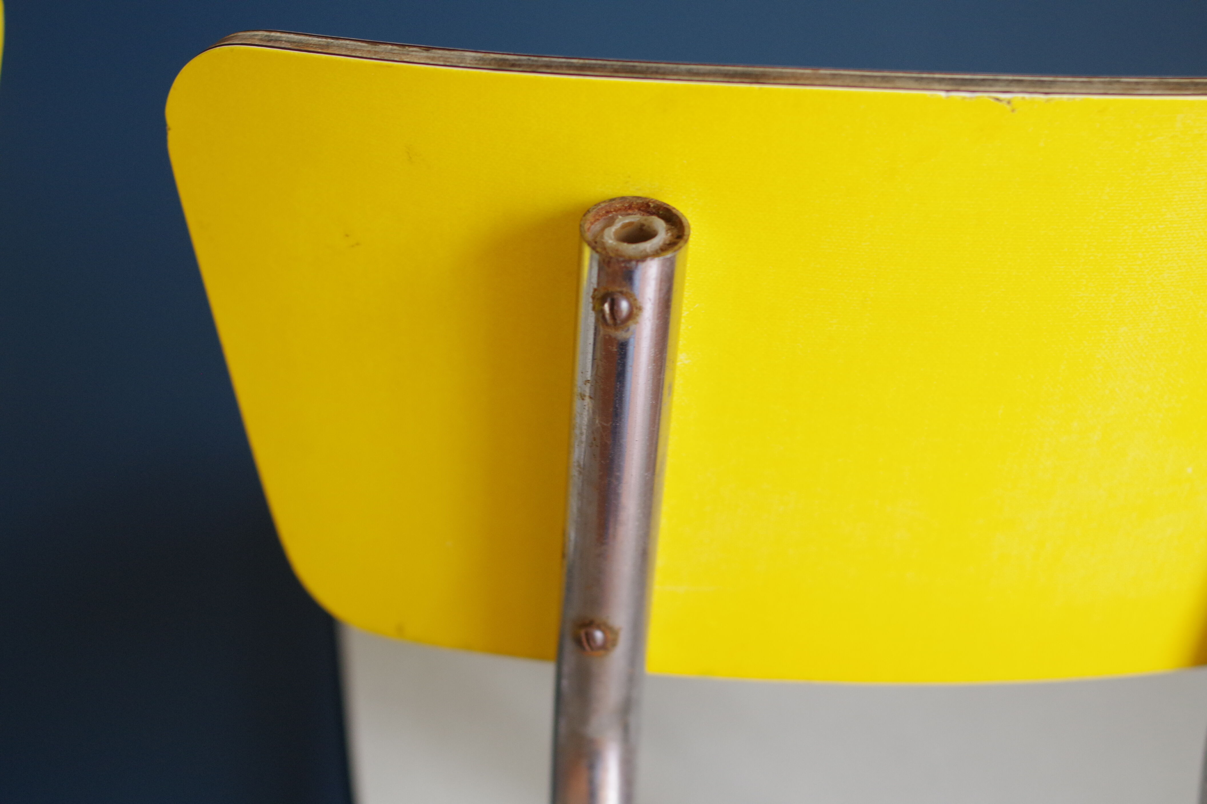 Série de 4 chaises en formica  bicolore jaune et blanc chiné