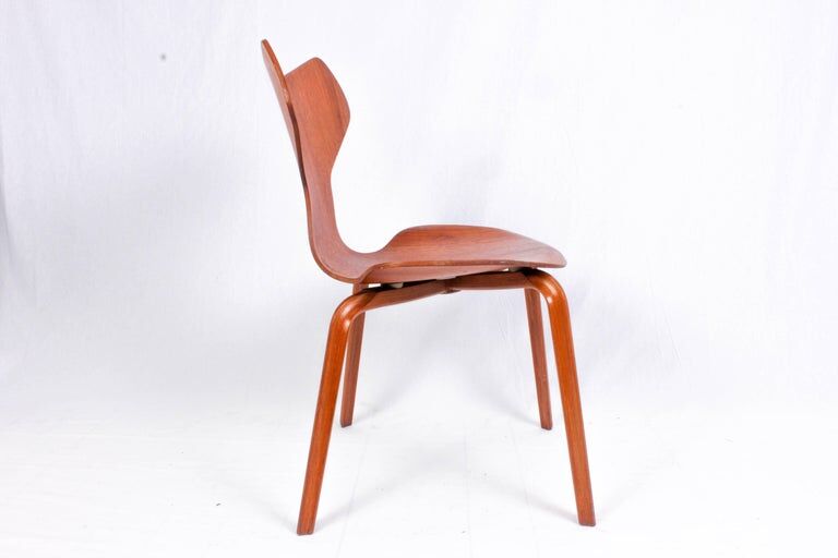 Arne Jacobsen chair model 3130 by Fritz Hansen