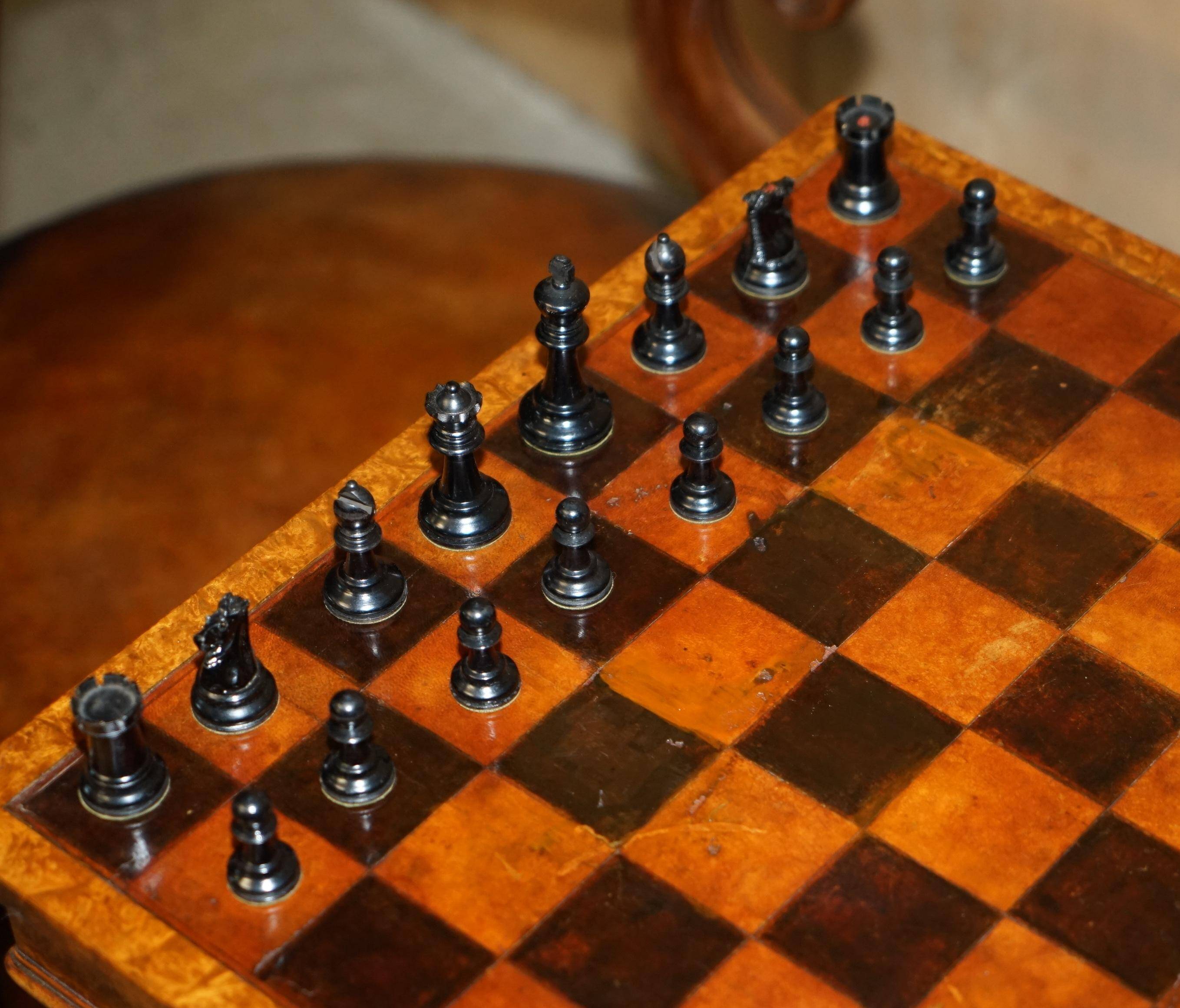 Canapé Conversation Teta a Teta en cuir avec plateau d'échecs en noyer Burr, style High Victorian