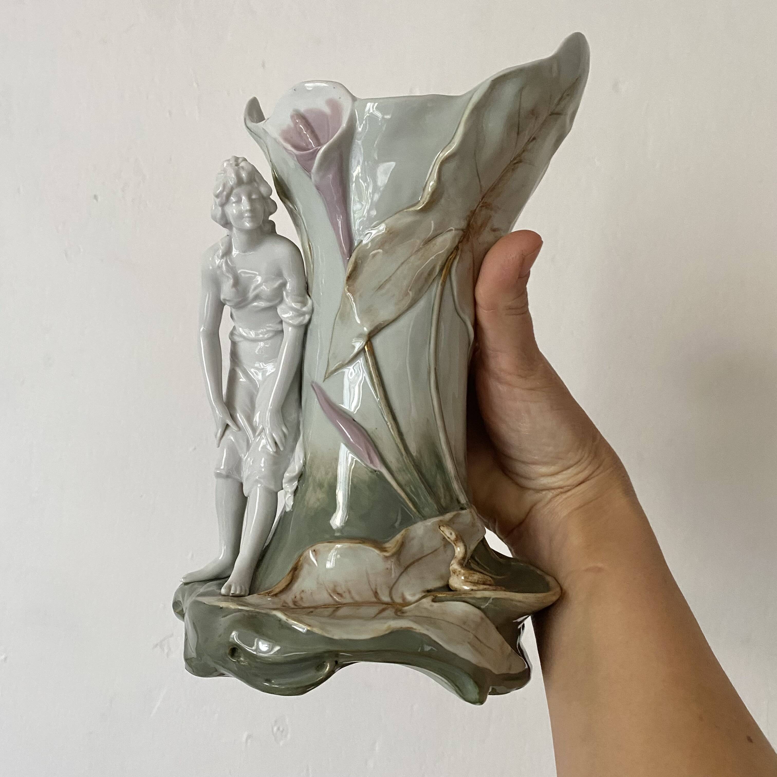 Vase art nouveau en barbotine