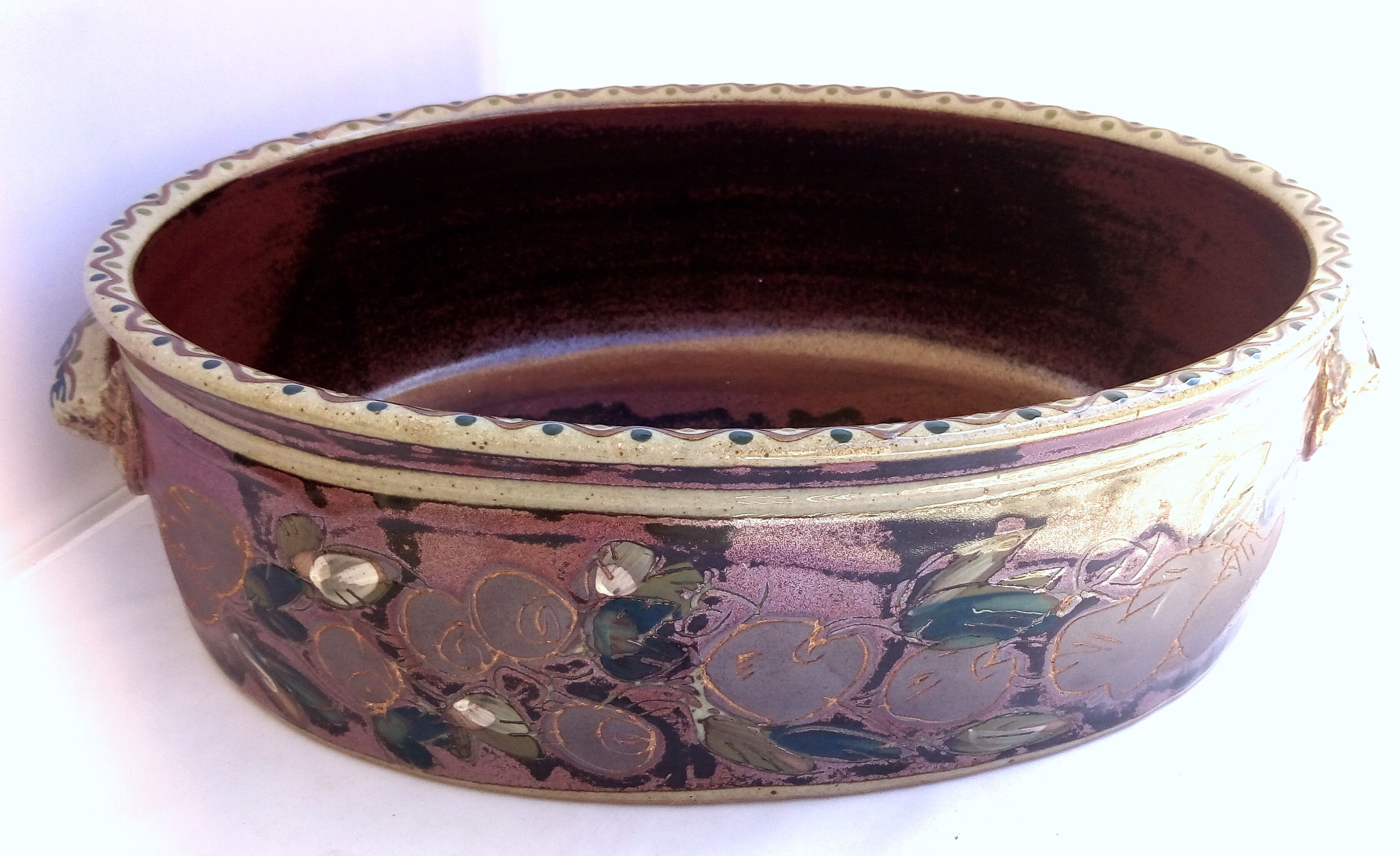 XXL dish in eggplant sandstone adorned with fruit