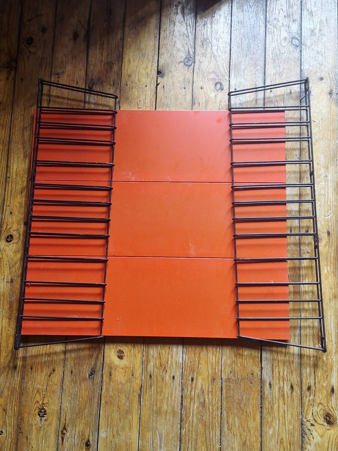 Vintage etagere taken orange shelves