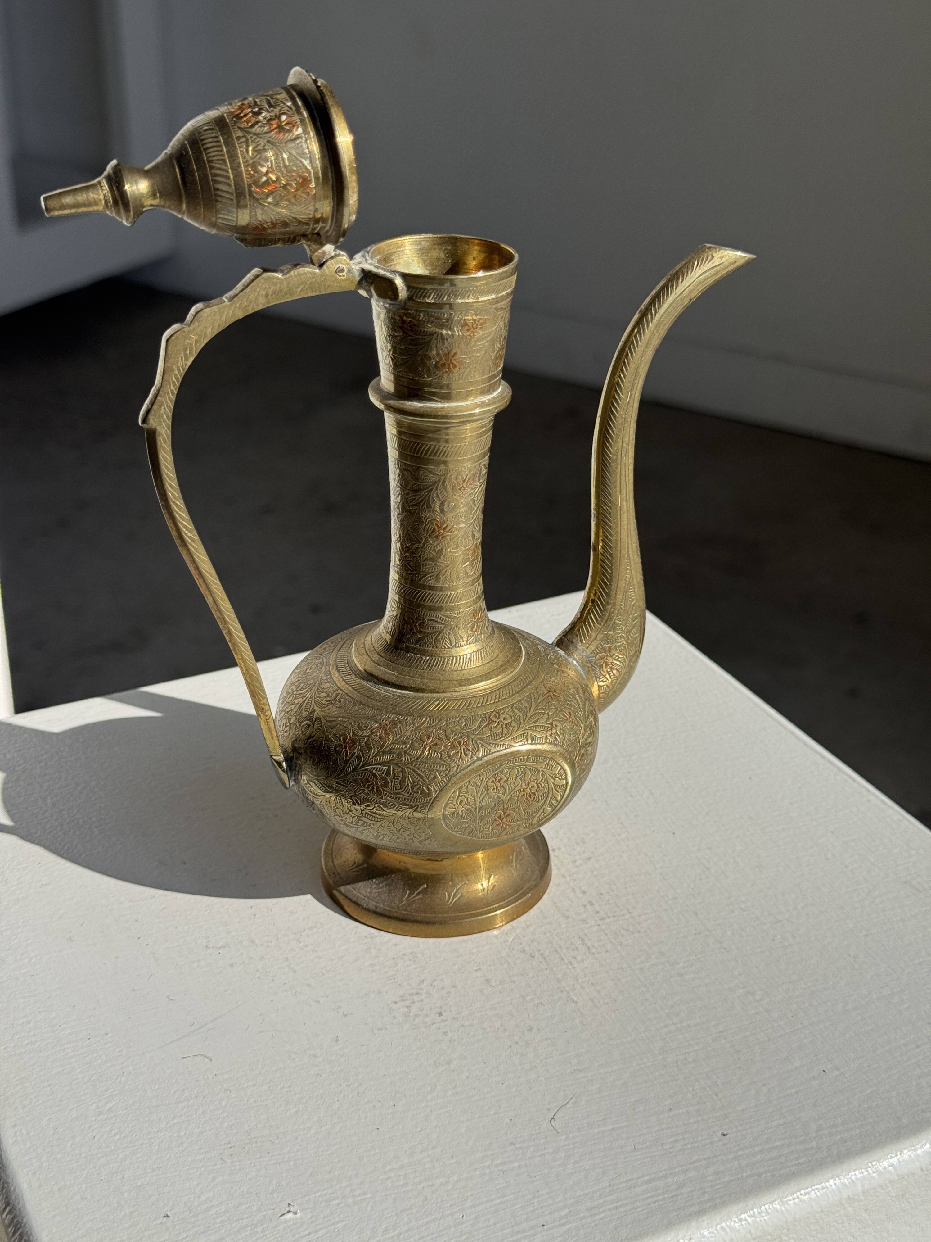 Verseuse gravée orientale en laiton doré H22
