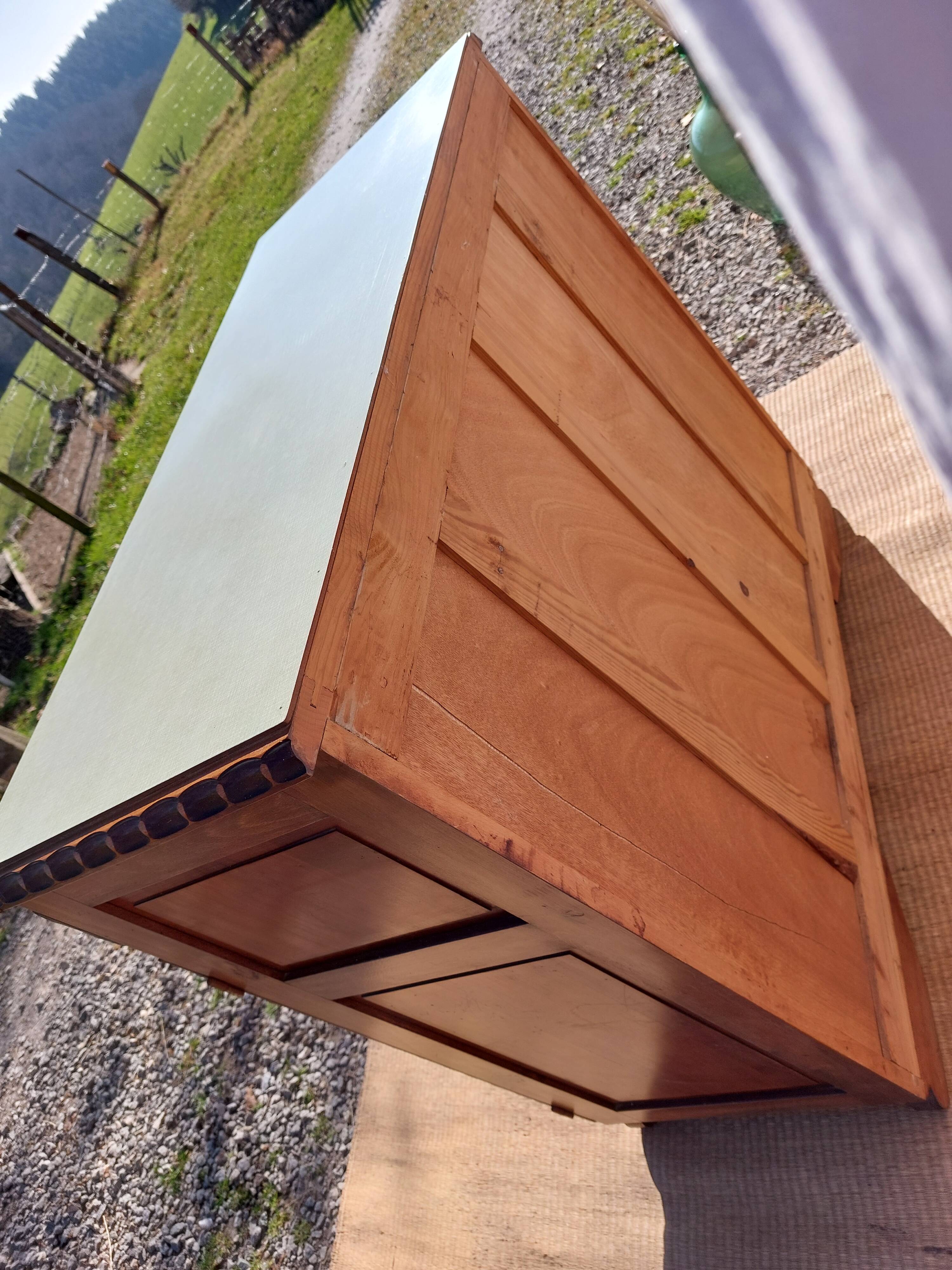 Brutalist Parisian buffet