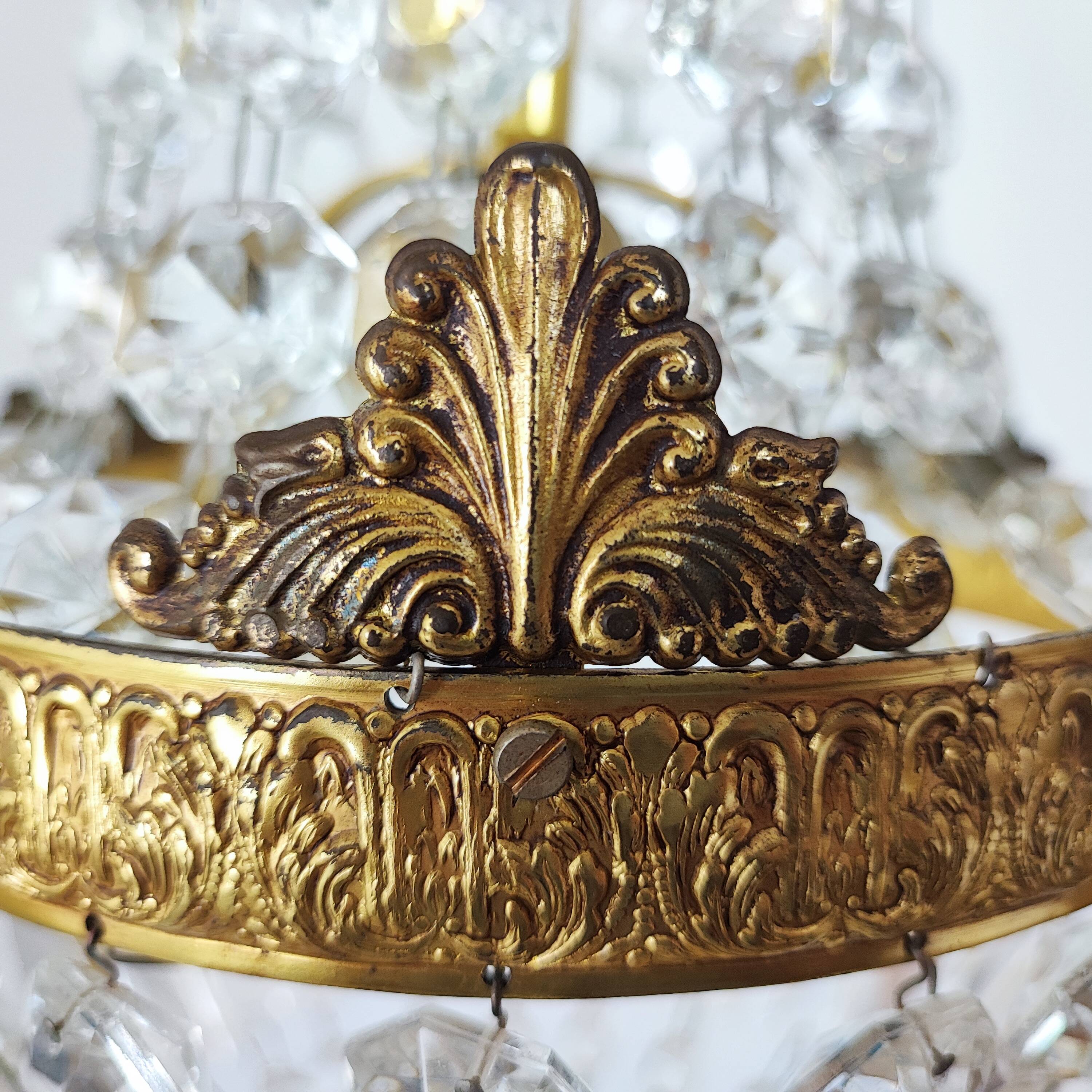 Balloon chandelier with pendants