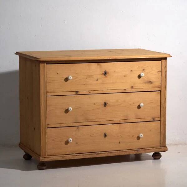 Antique solid wood chest of drawers (circa 1920)