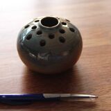 Boule pique-fleur en grès Accolay