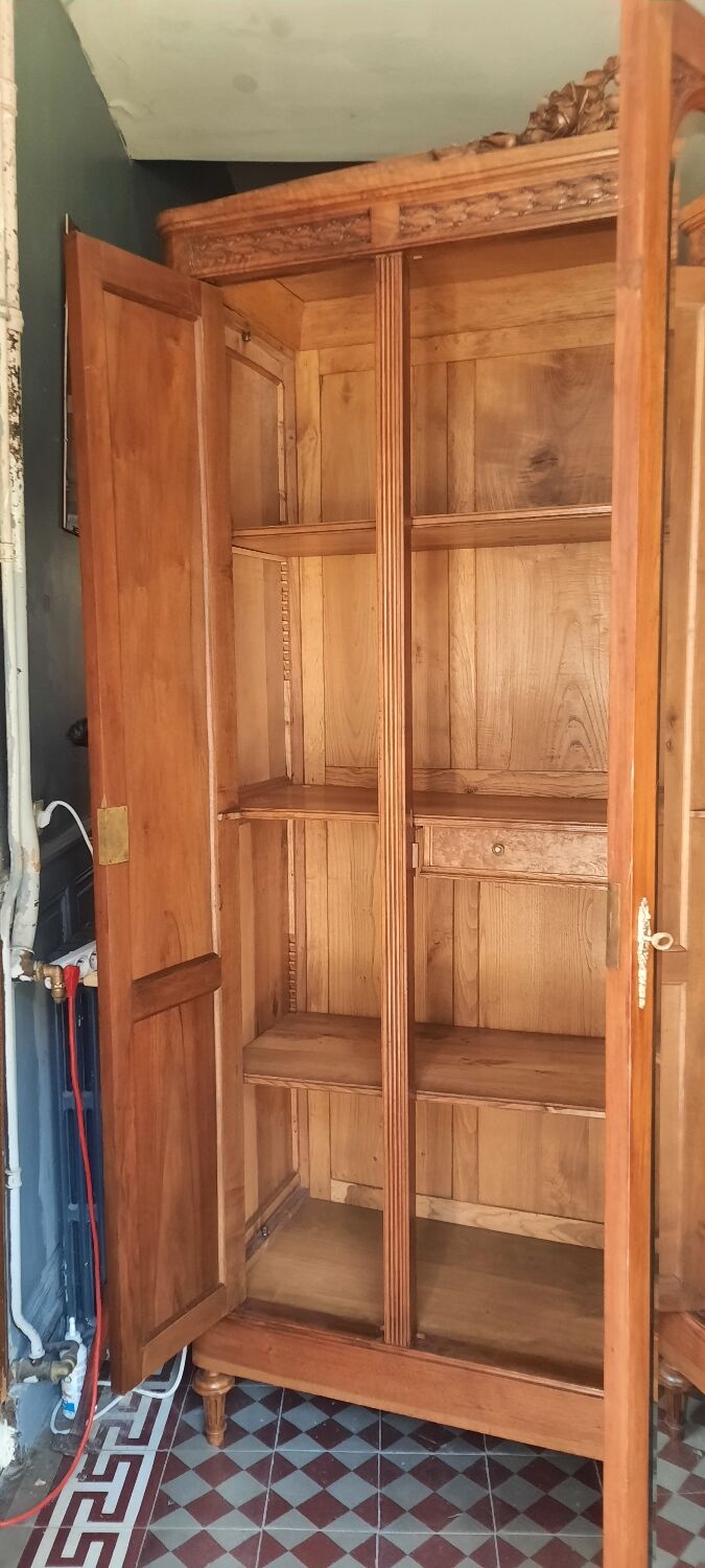 Armoire style louis XVI