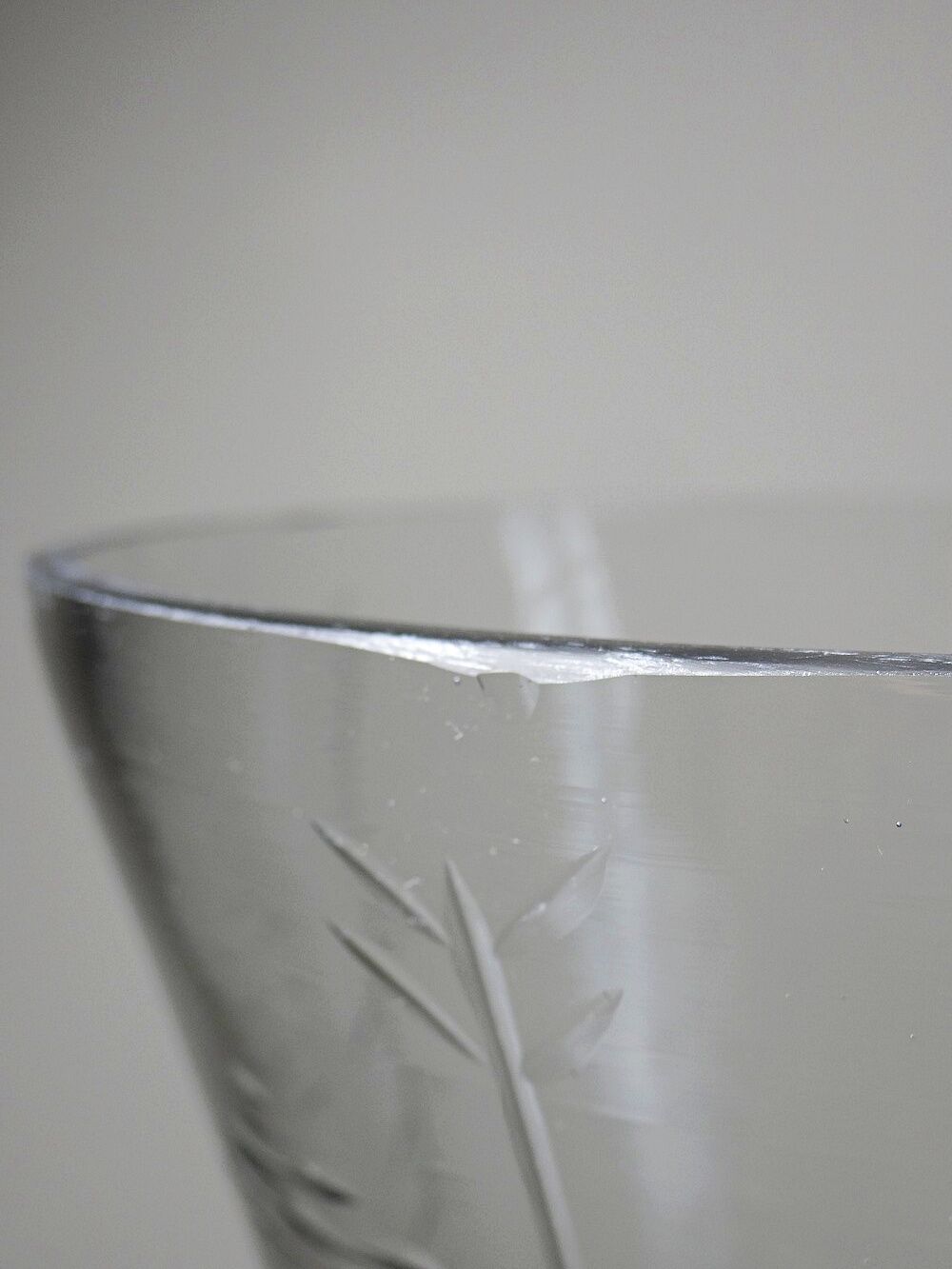 Very large engraved blown glass vase vintage 2000s antique style.