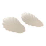 2 shell-shaped cups