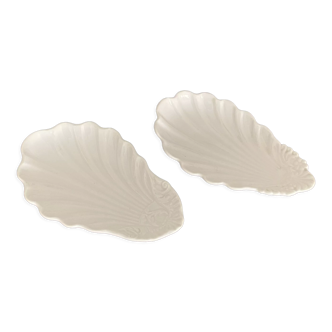 2 shell-shaped cups