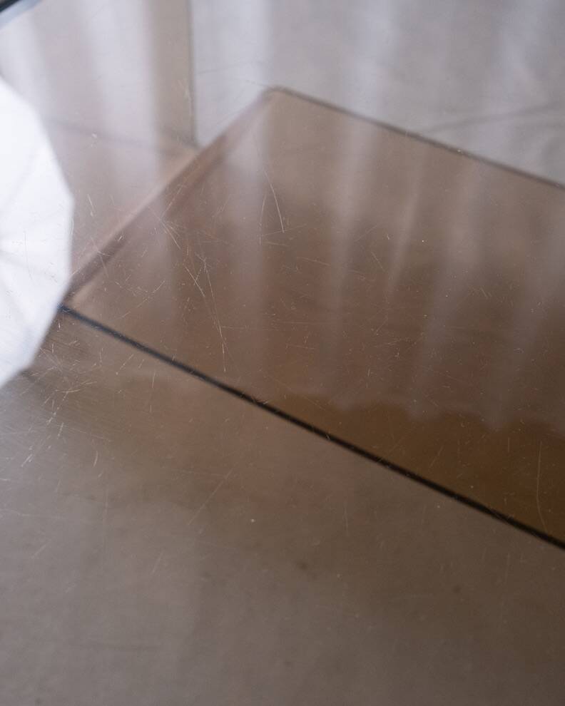 Table basse en plexi fumé et verre, Michel Dumas, France, 1970