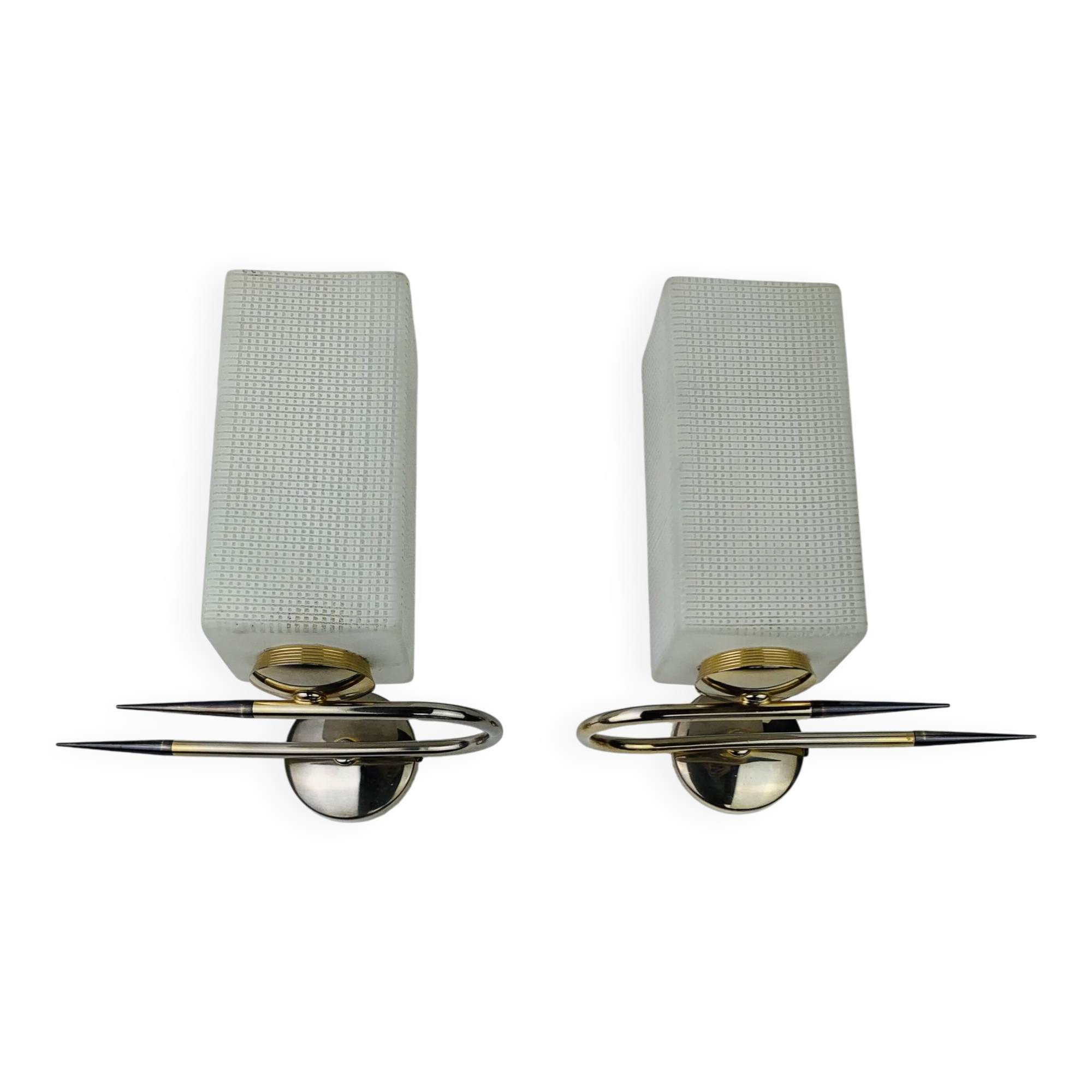 Pair of 1950s wall lights in brass and opaline tulips, Lunel Arlus