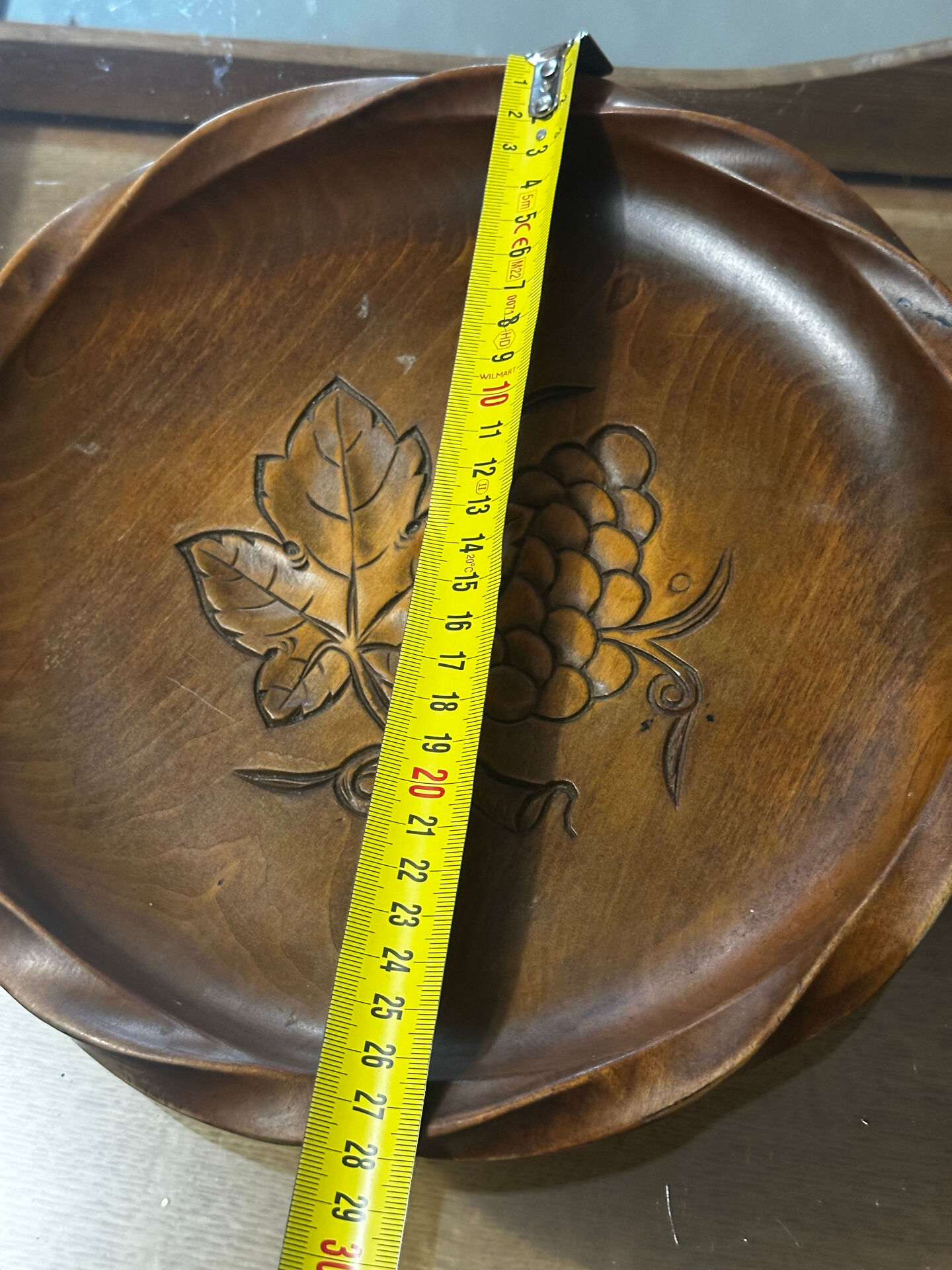 Corbeille en bois sculpté à décor de grappes de raisins – Années 60