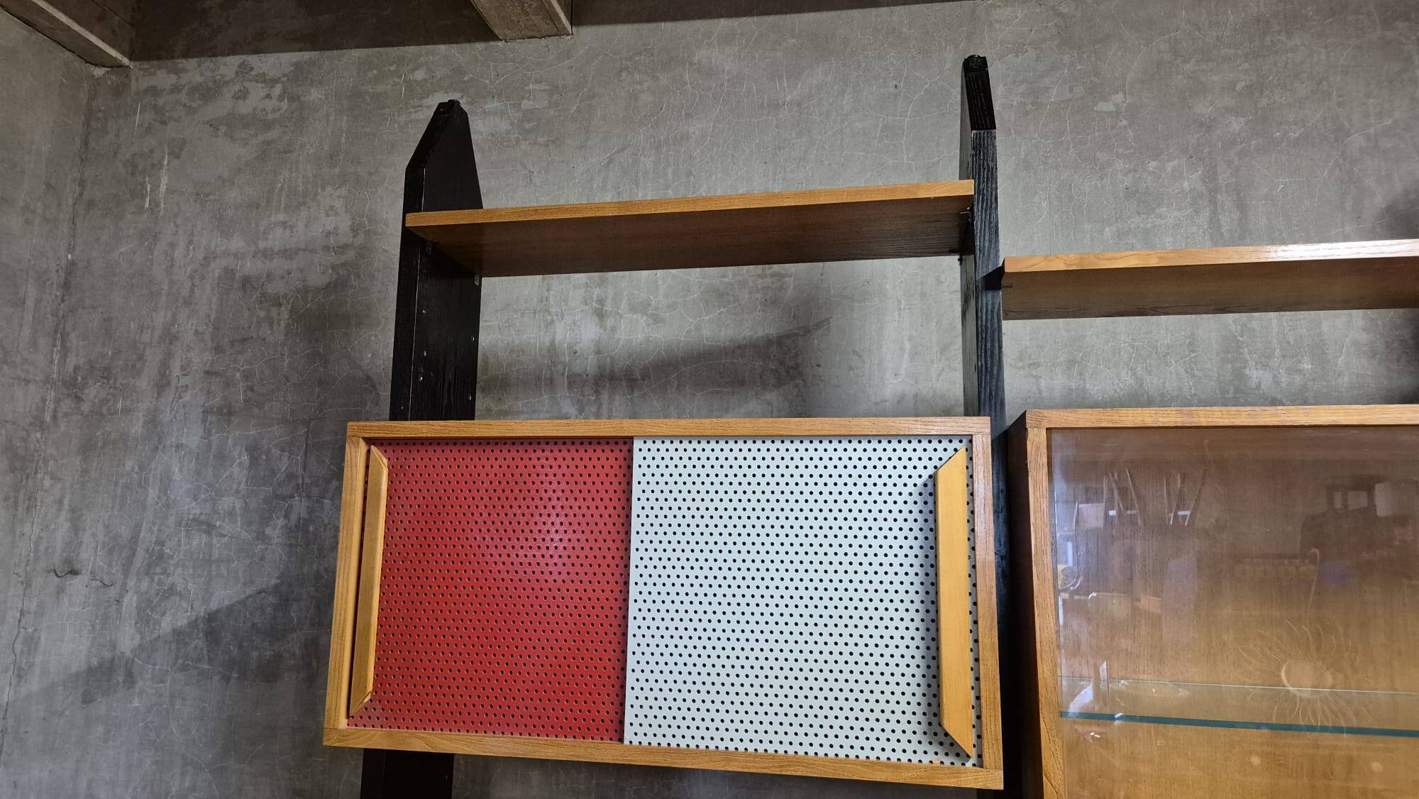 Meuble mural modulaire tchécoslovaque vintage avec armoires en placage et supports en bois noir, années 1960–1970
