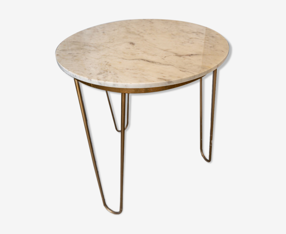 Table en pierre blanche avec pied doré