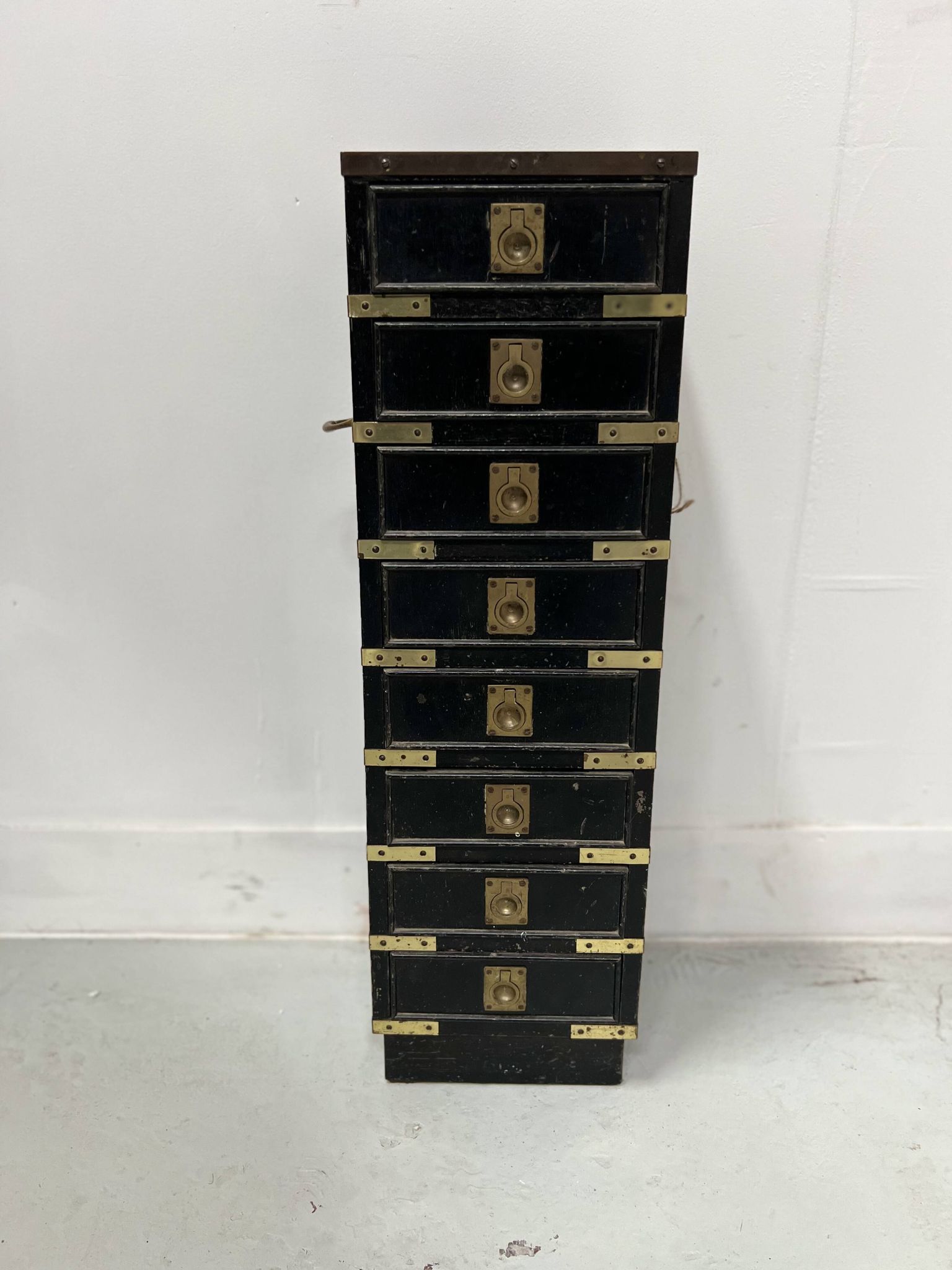 Meuble a huit petits tiroirs en bois noir XX Siècle