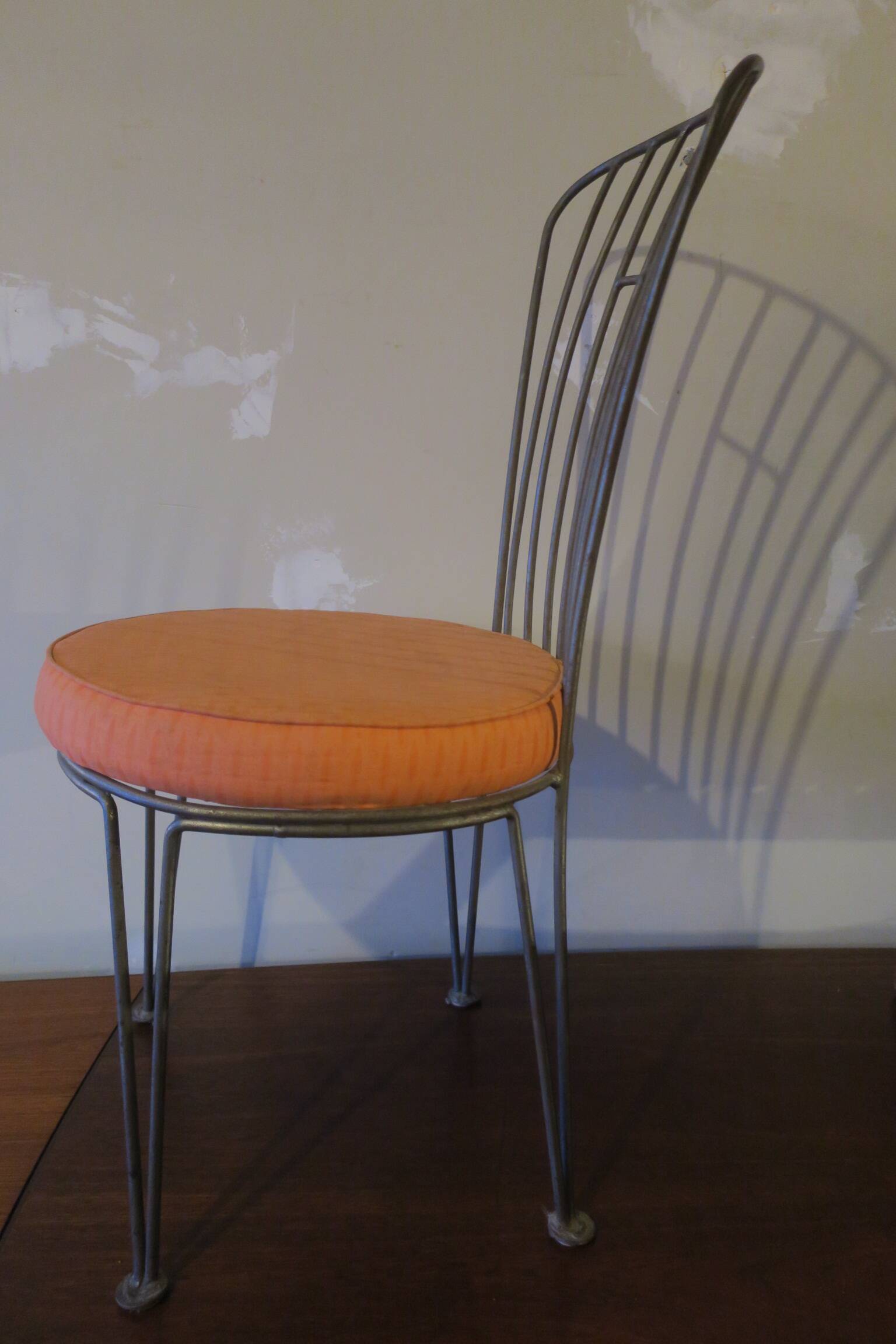 Chaise de jardin en fonte du milieu du siècle