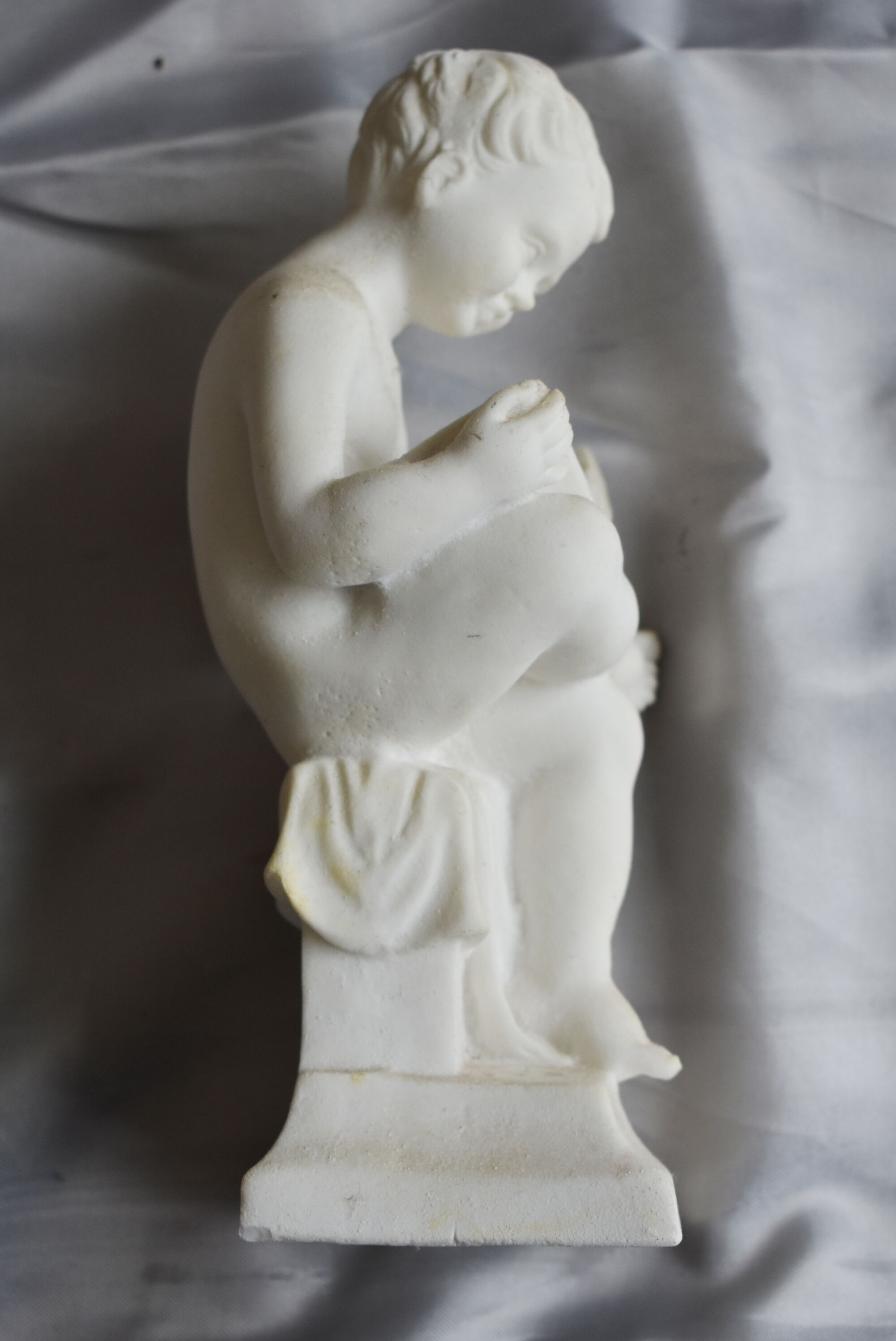 Charming Canova style children's statuette in marble powder (Italy)