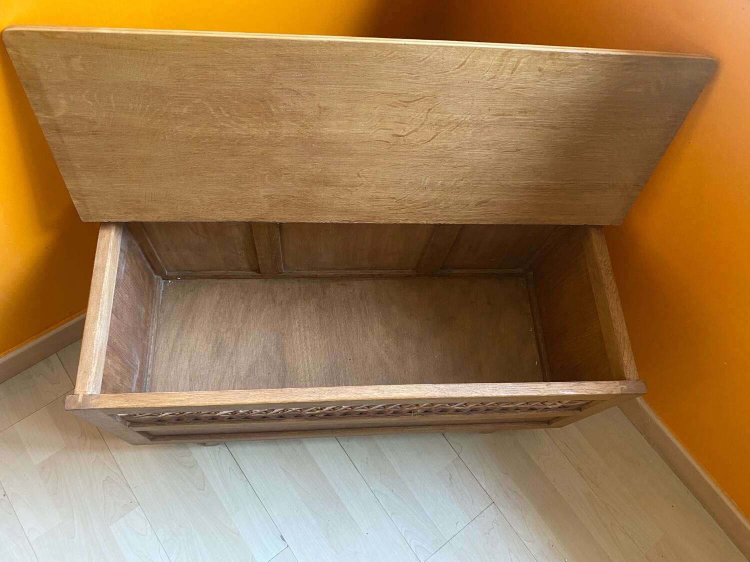 Coffre en bois et rotin