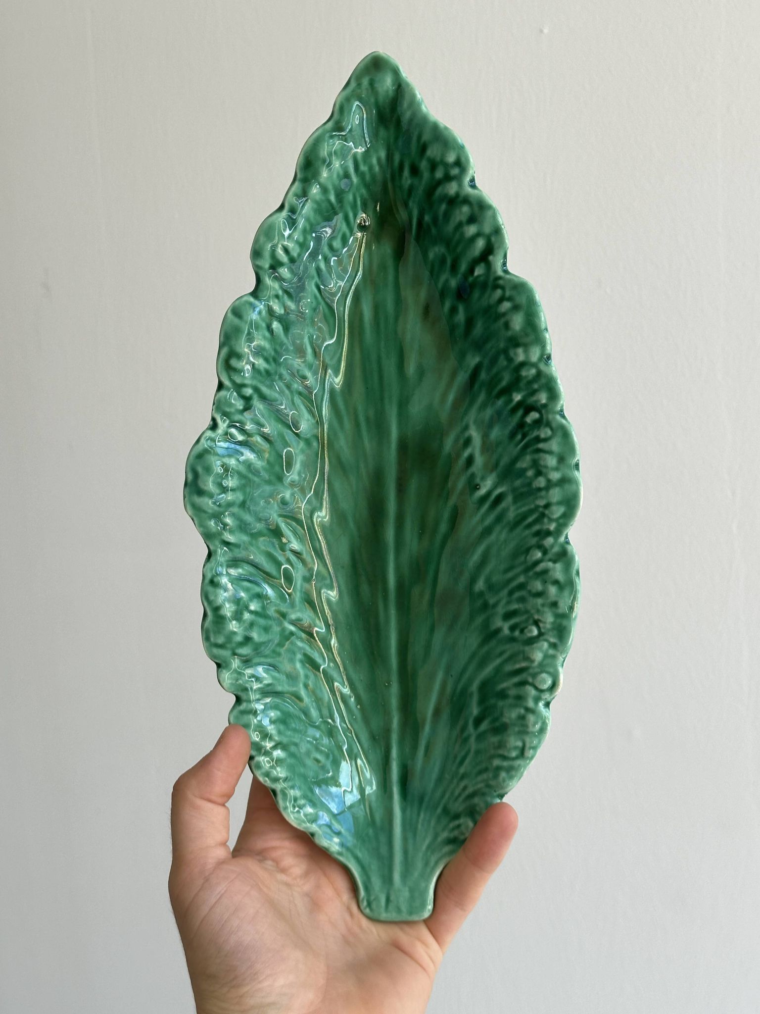 Plat en faïence verte en forme de feuille