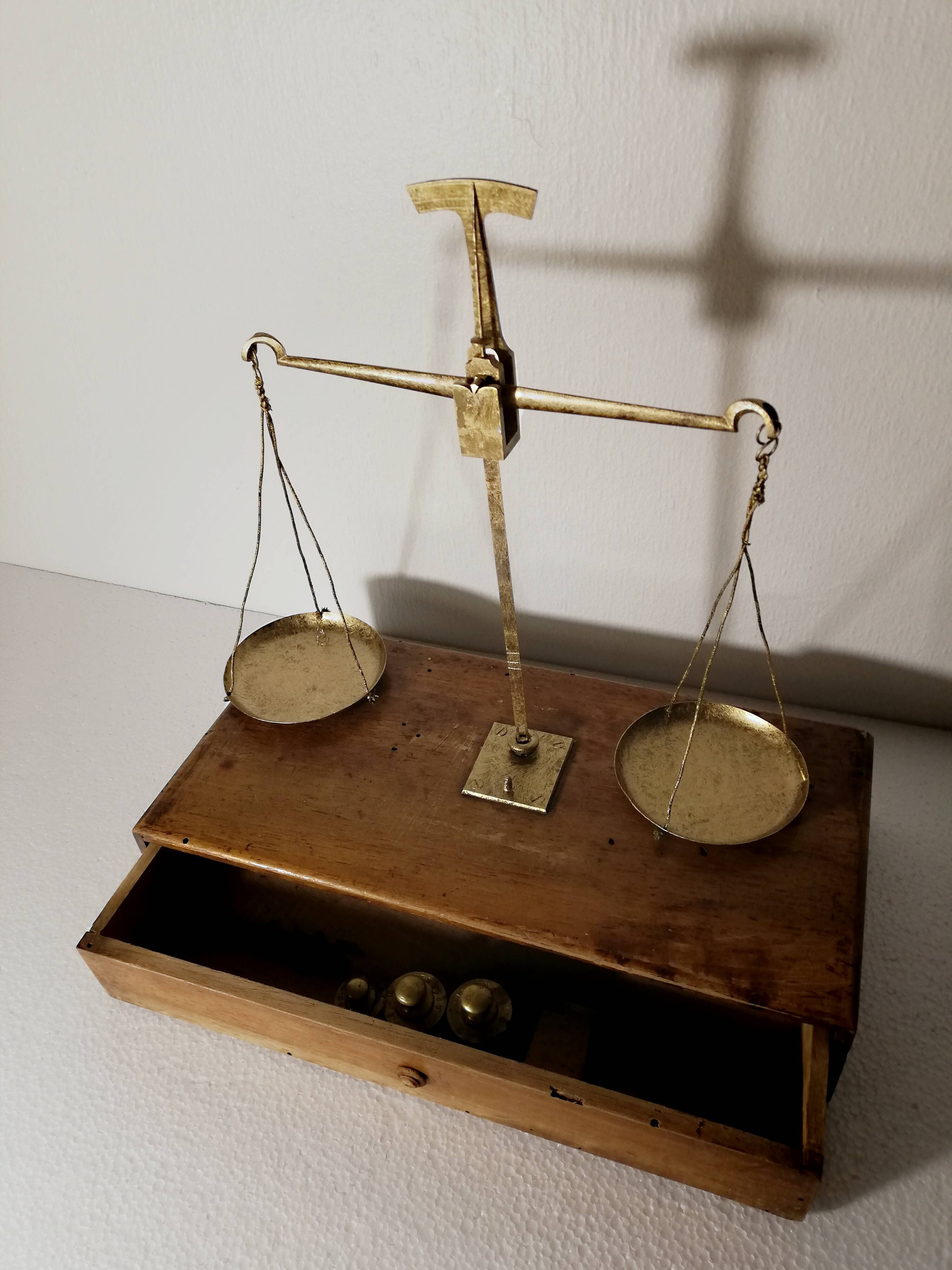 Libup on drawer stand