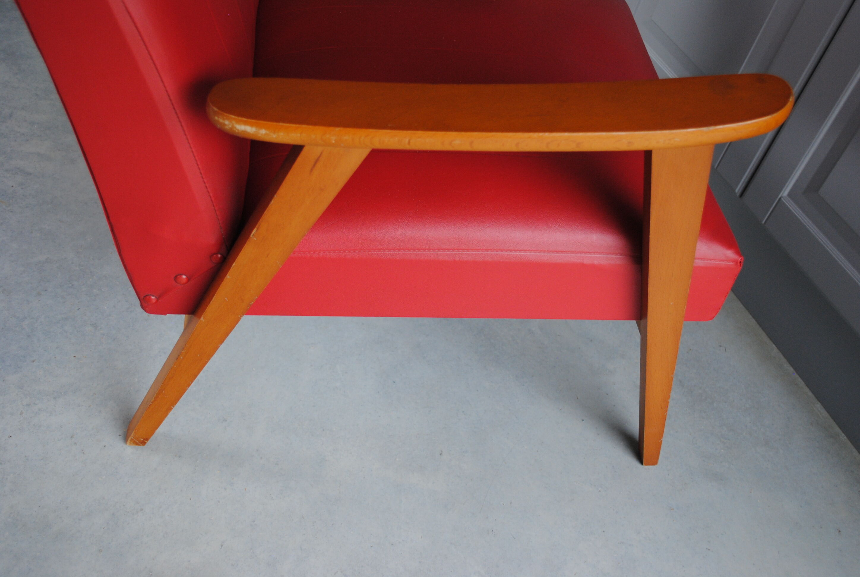 Fauteuil en skaï rouge années 60