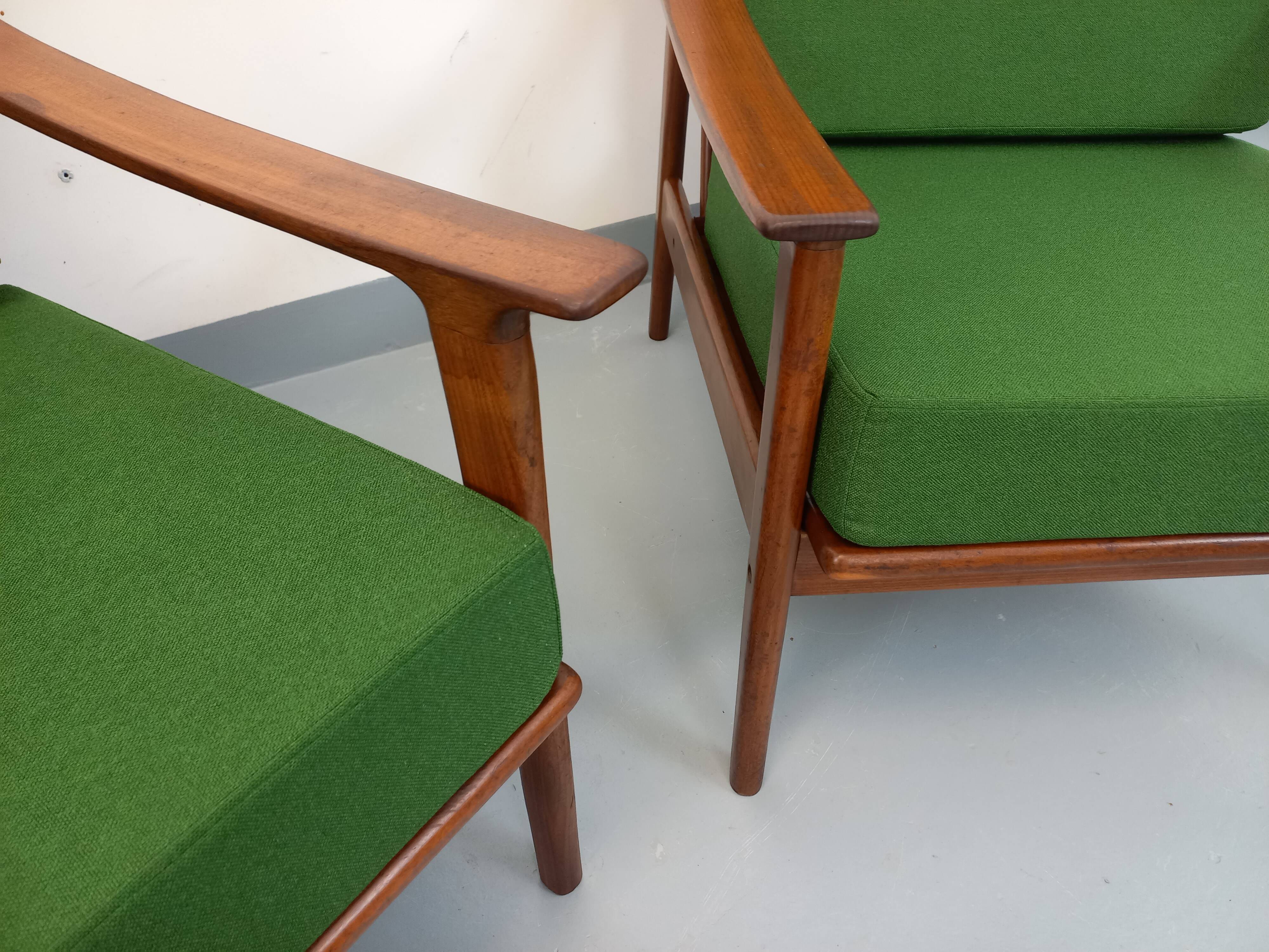 Paire de fauteuils scandinaves vintage en teck et tissu vert des années 60