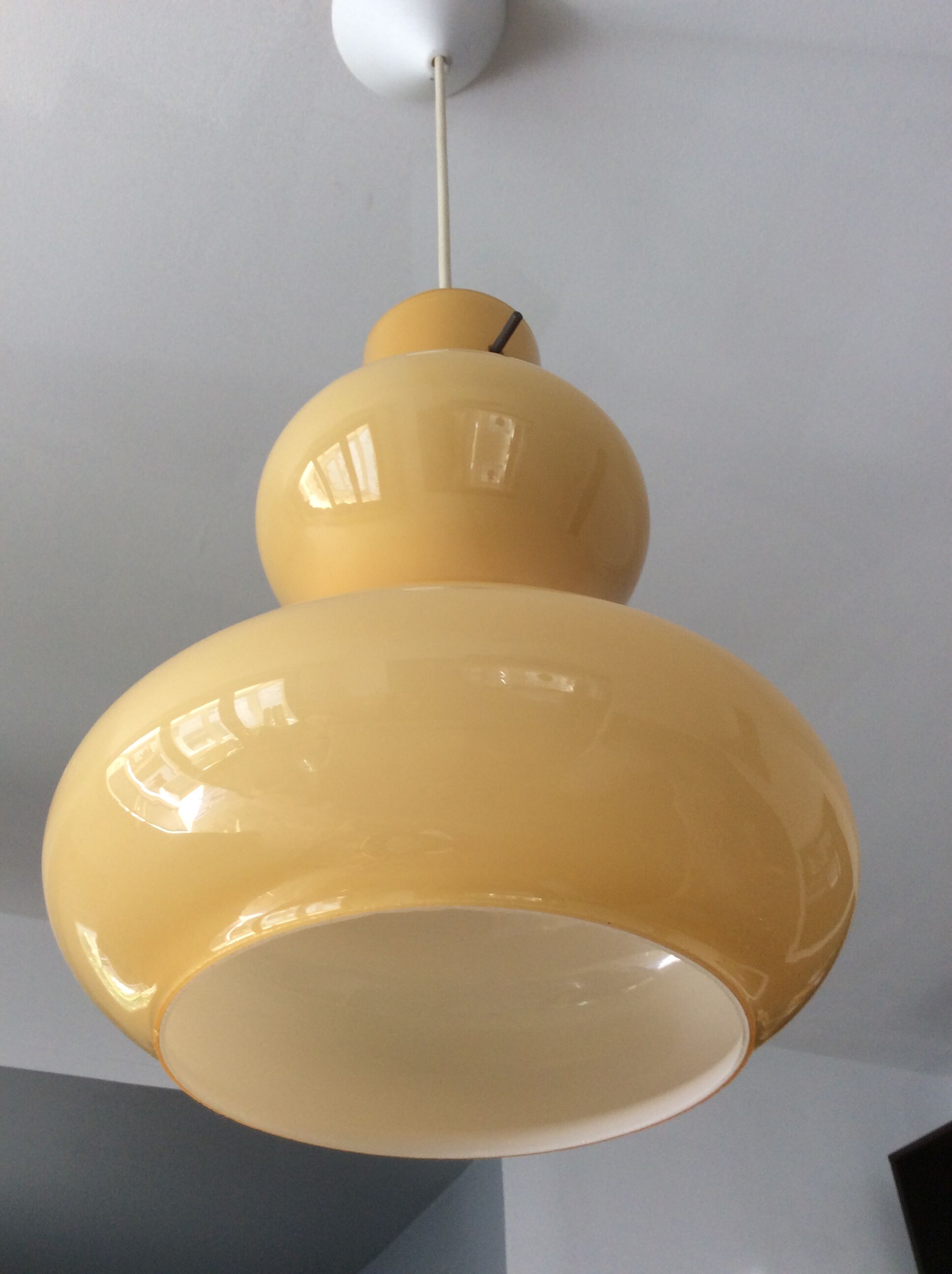 Suspension scandinave des années 60-70 en opaline