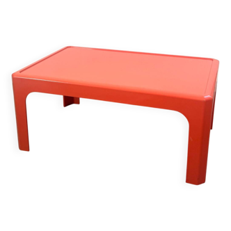 Table basse en plastique éditée par Gilac
