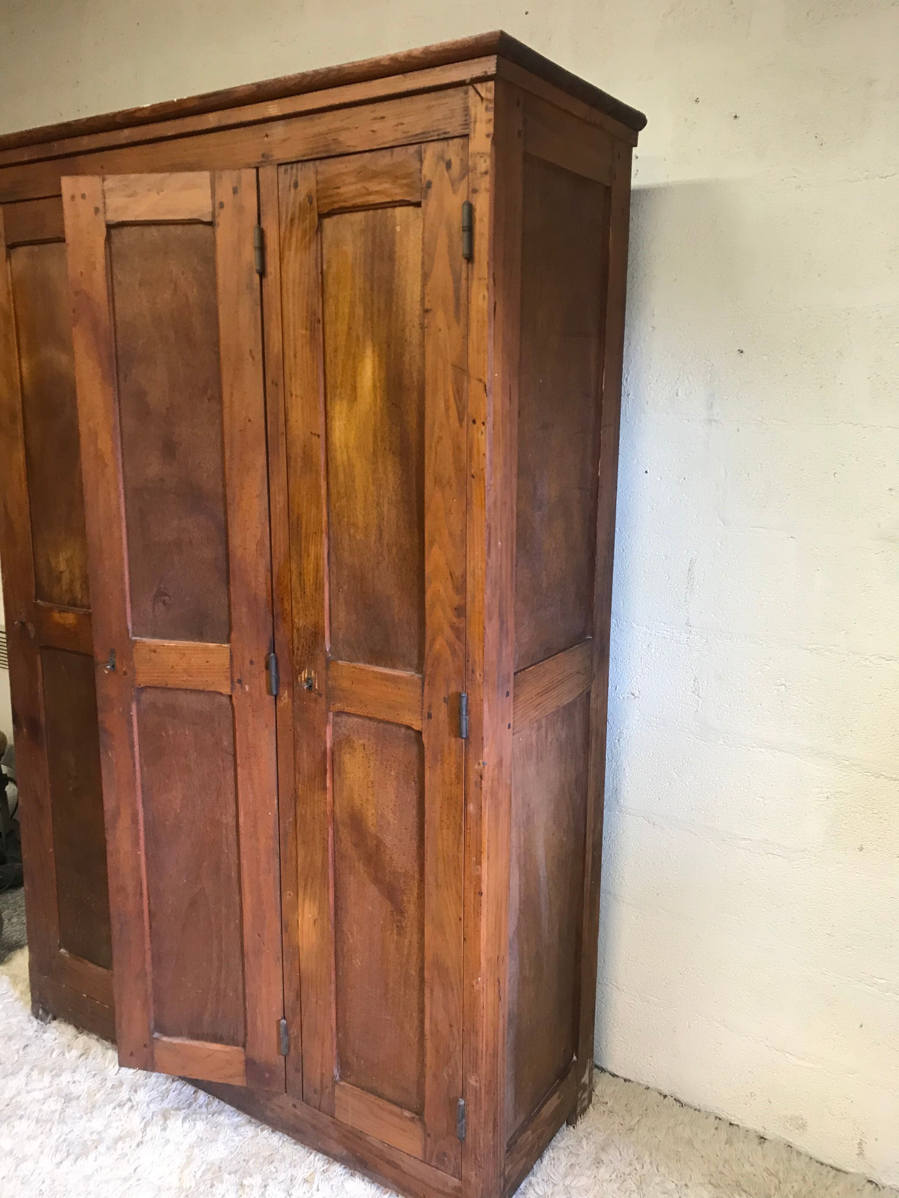 Vestiaire de métier des années 20 en bois brut
