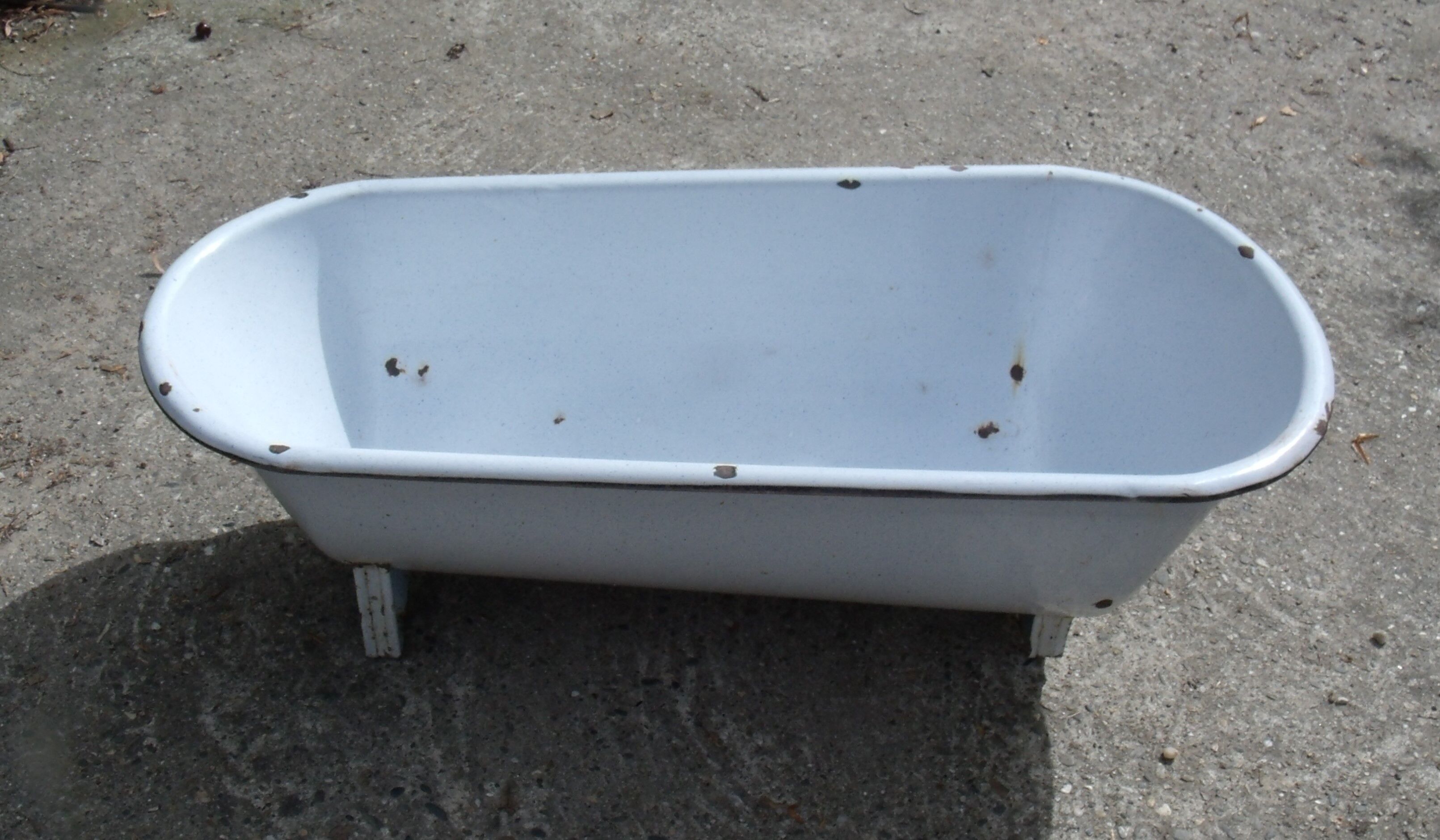 Small children's bathtub in enamelled metal