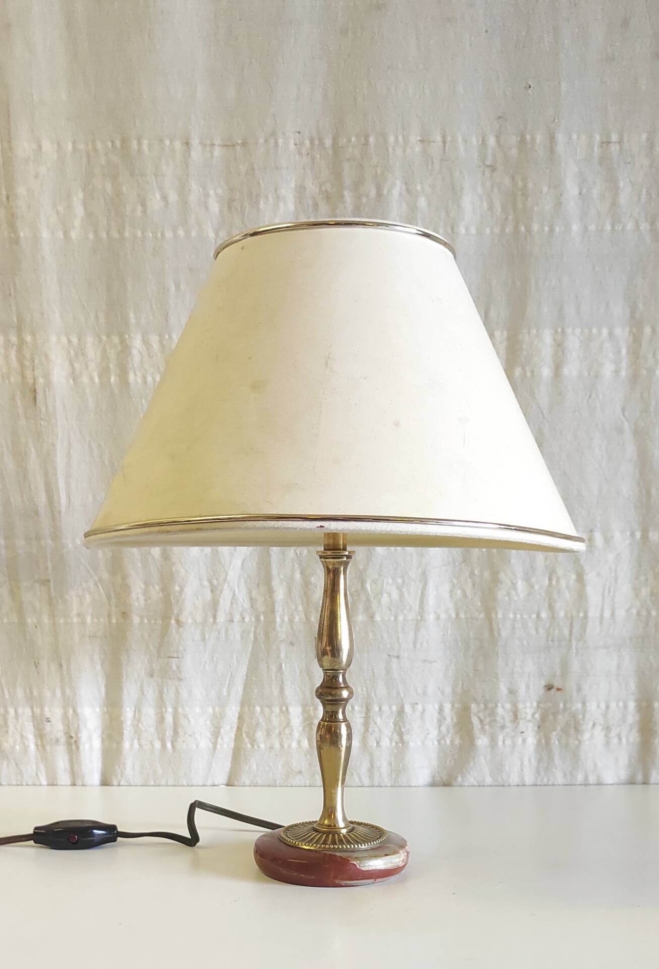 Table lamp base in brass, neo-classical style - mid 20th century.