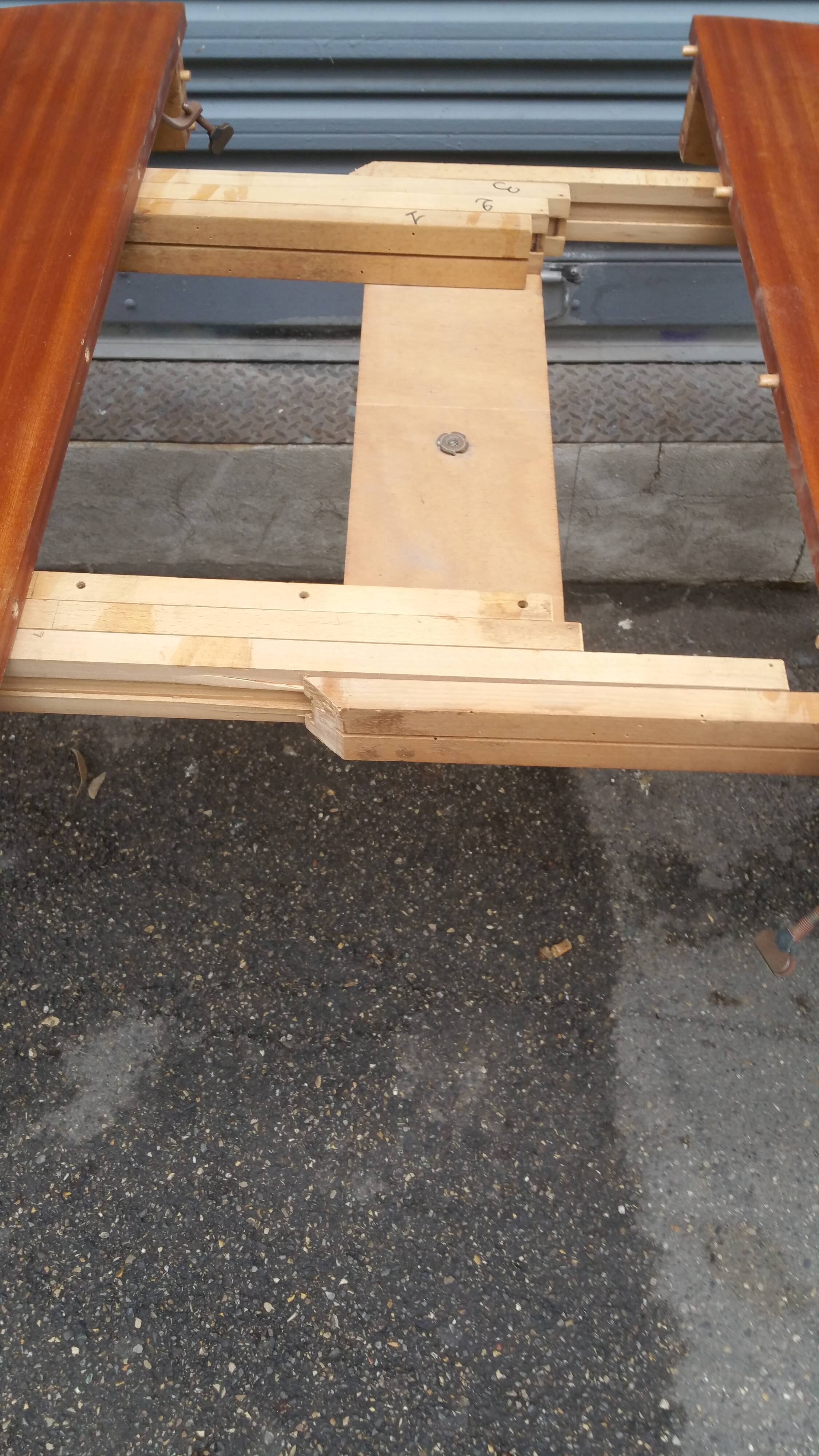 Table scandinave