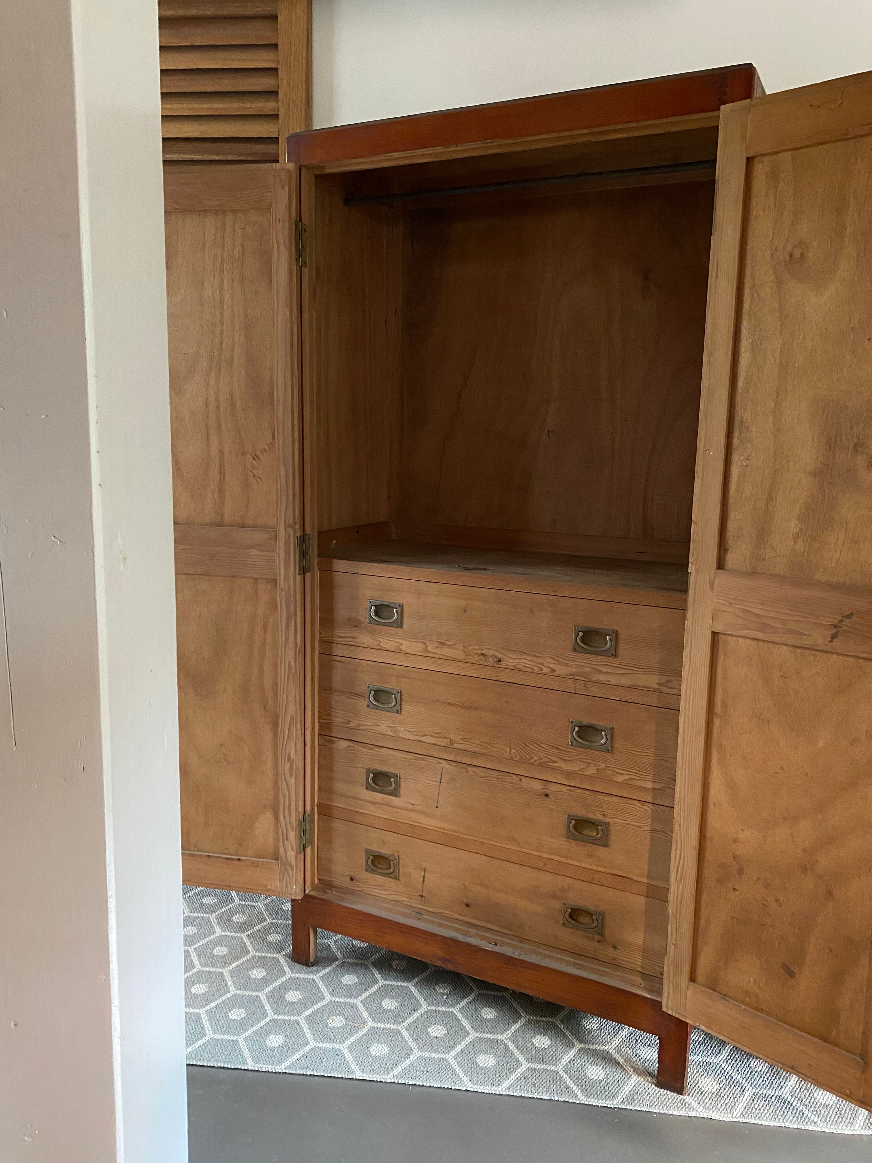 Armoire parisienne