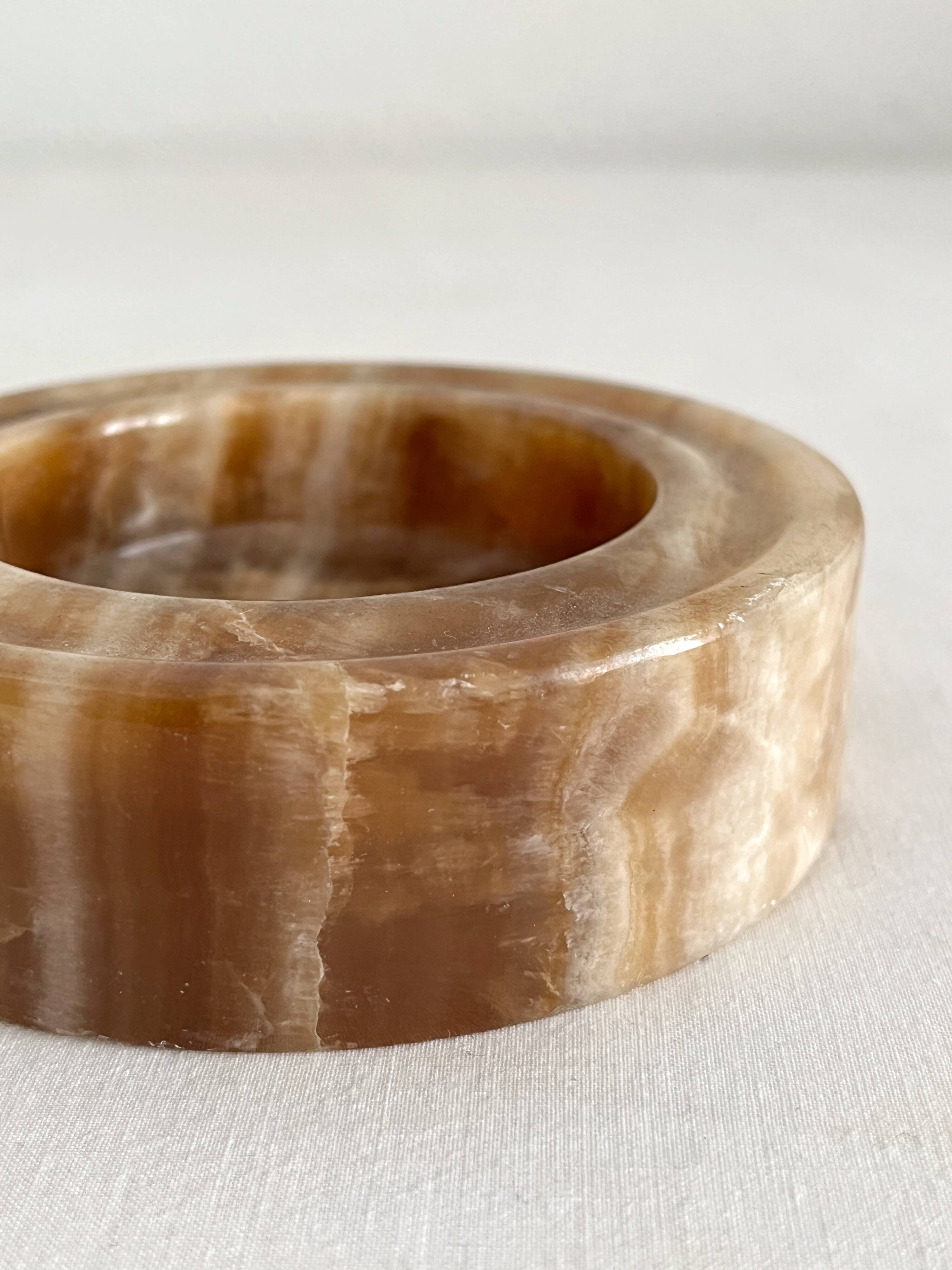 Straight round ashtray in vintage alabaster or onyx