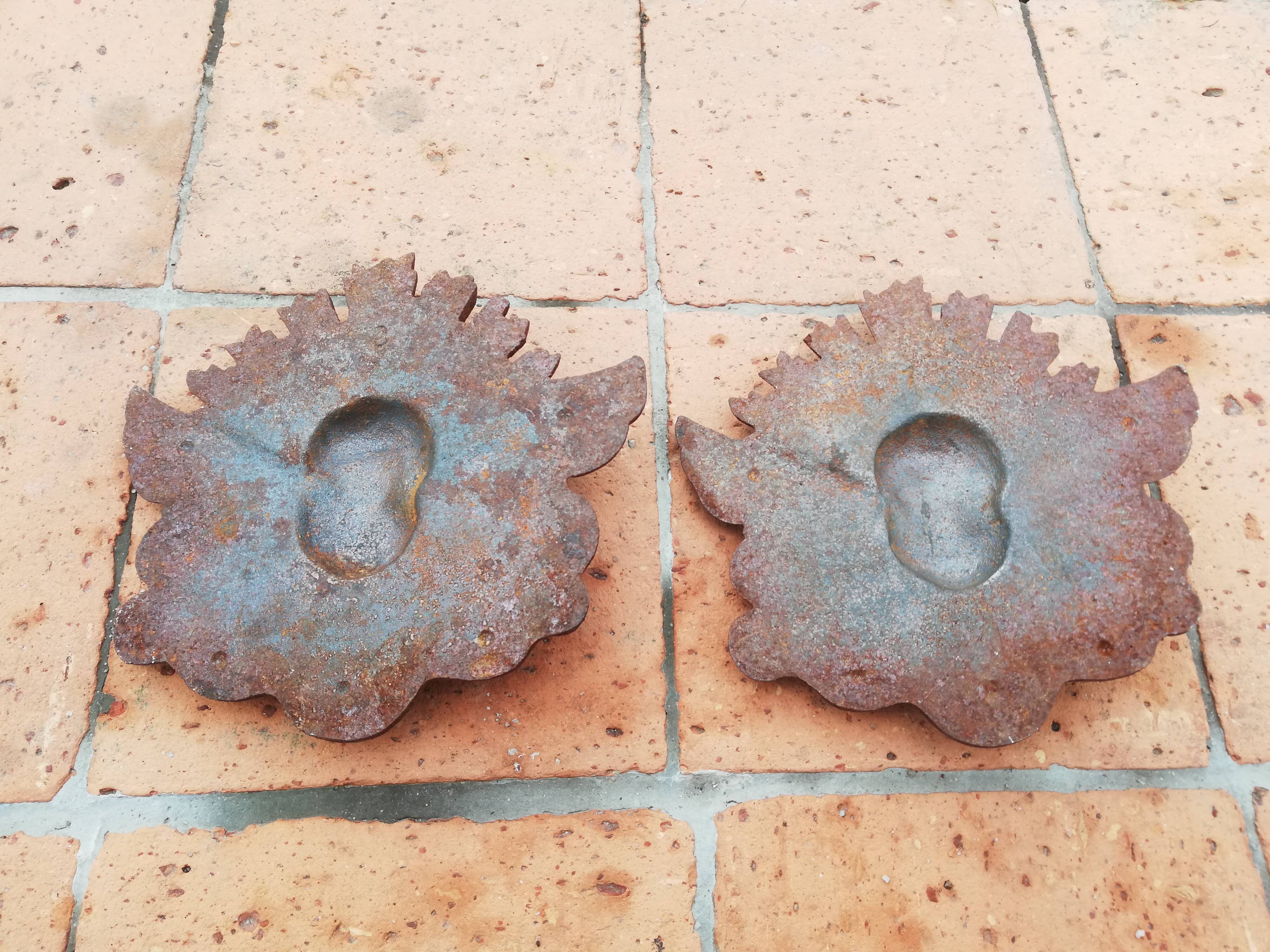2 cast iron decorations